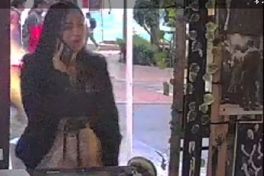 Captan en video a mujer acusada de escopolaminar y robar a hombres en Bogotá