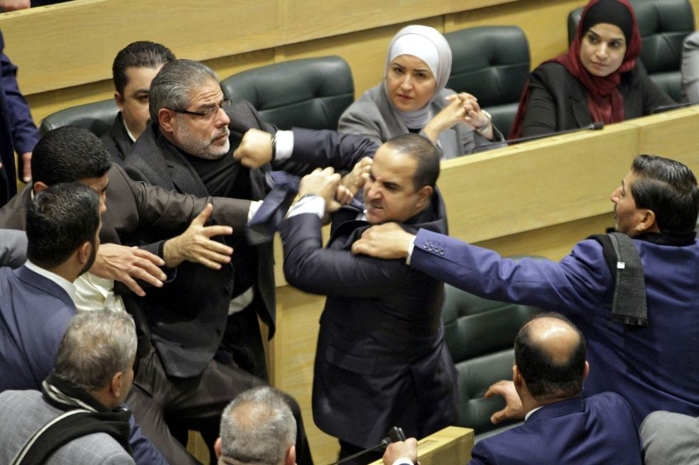 Debate por los derechos de la mujer terminó a puñetazos entre diputados en Jordania