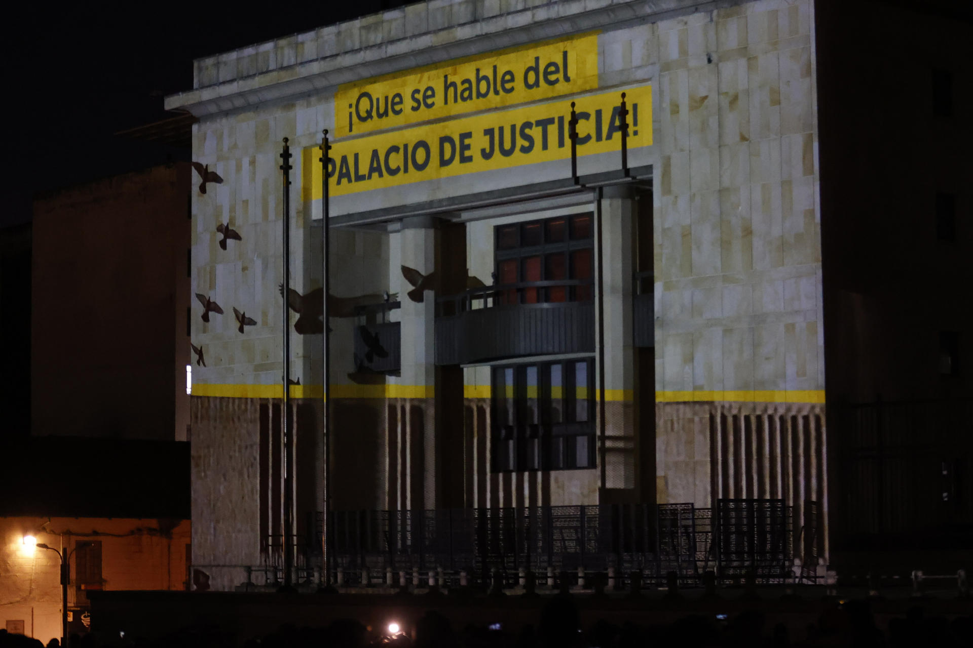 AME6311. BOGOTÁ (COLOMBIA), 06/11/2025.- Fotografía donde se observa una proyección sobre la fachada del Palacio de Justicia durante un homenaje este jueves, en Bogotá (Colombia). Los rostros de las víctimas llenaron la fachada del Palacio de Justicia de Colombia en uno de los actos de conmemoración del 40 aniversario de la toma y retoma de ese edificio, un sangriento episodio que dejó 94 muertos, entre ellos once magistrados de la Corte Suprema, y un número por establecer de desaparecidos. EFE/ Mauricio Dueñas Castañeda