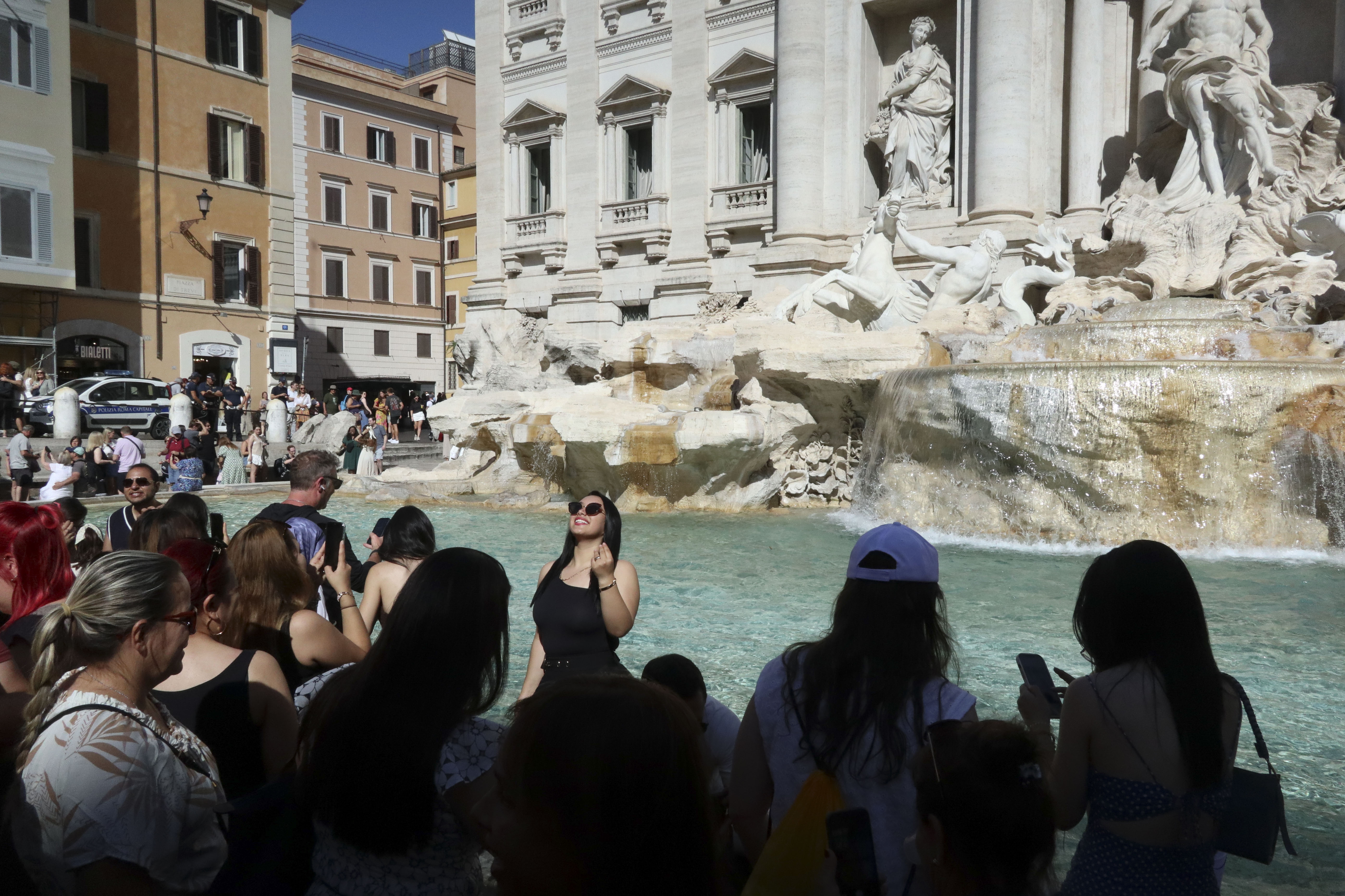 Fontana de Trevi: verla de lejos es gratis, aún, pero lanzar monedas le costará