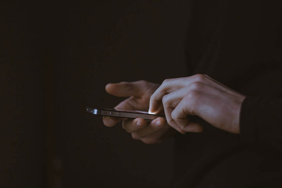 Grababa las partes íntimas de sus clientas, con un celular por debajo de la mesa