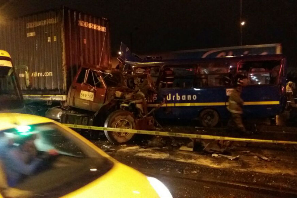 Un muerto y 28 heridos deja grave choque entre bus del SITP y tractomula