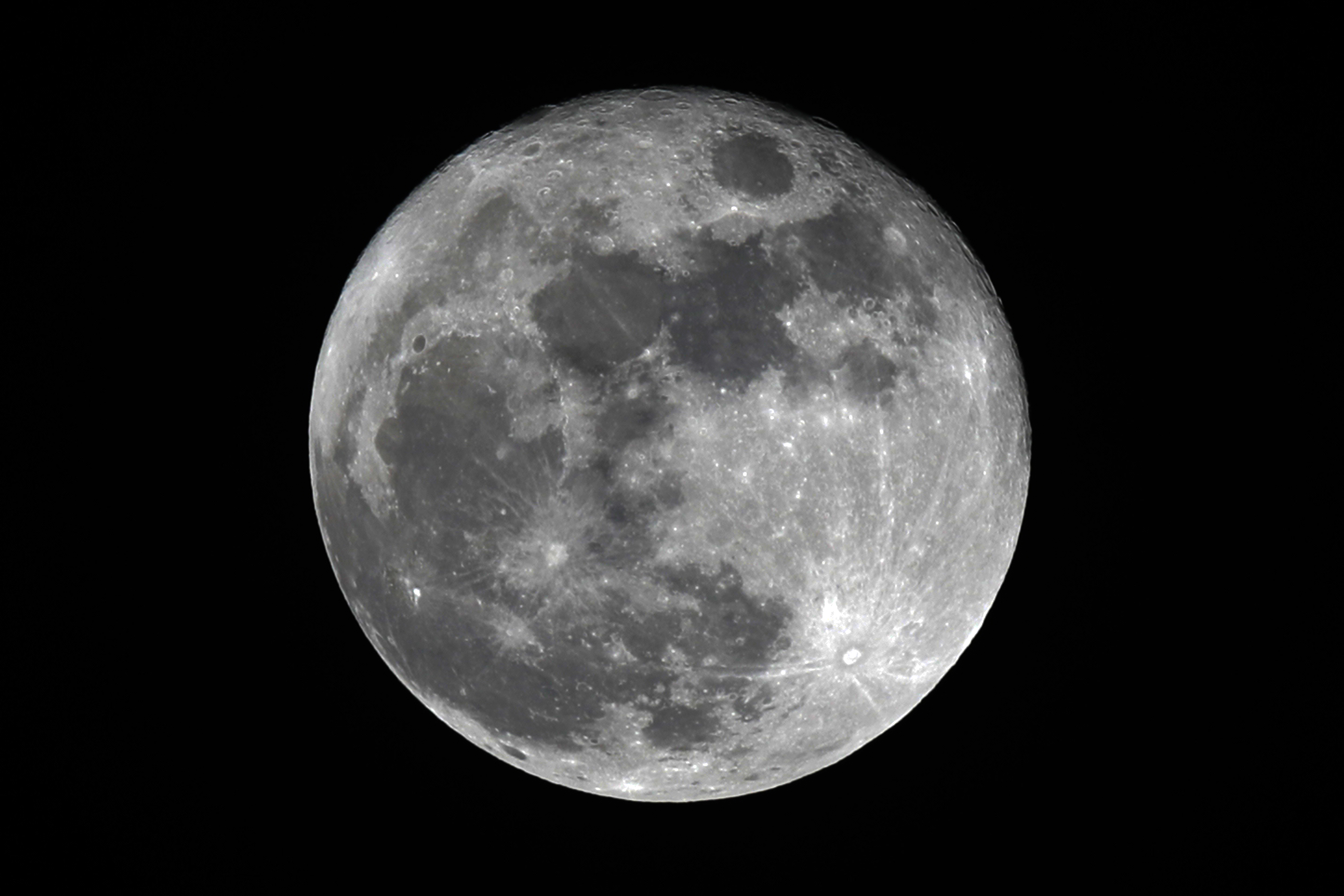 PA6001. CIUDAD DE PANAMÁ (PANAMÁ) 10/9/2022. Vista de la luna llena o Luna de la Cosecha hoy, desde ciudad de Panamá (Panamá). EFE/Bienvenido Velasco