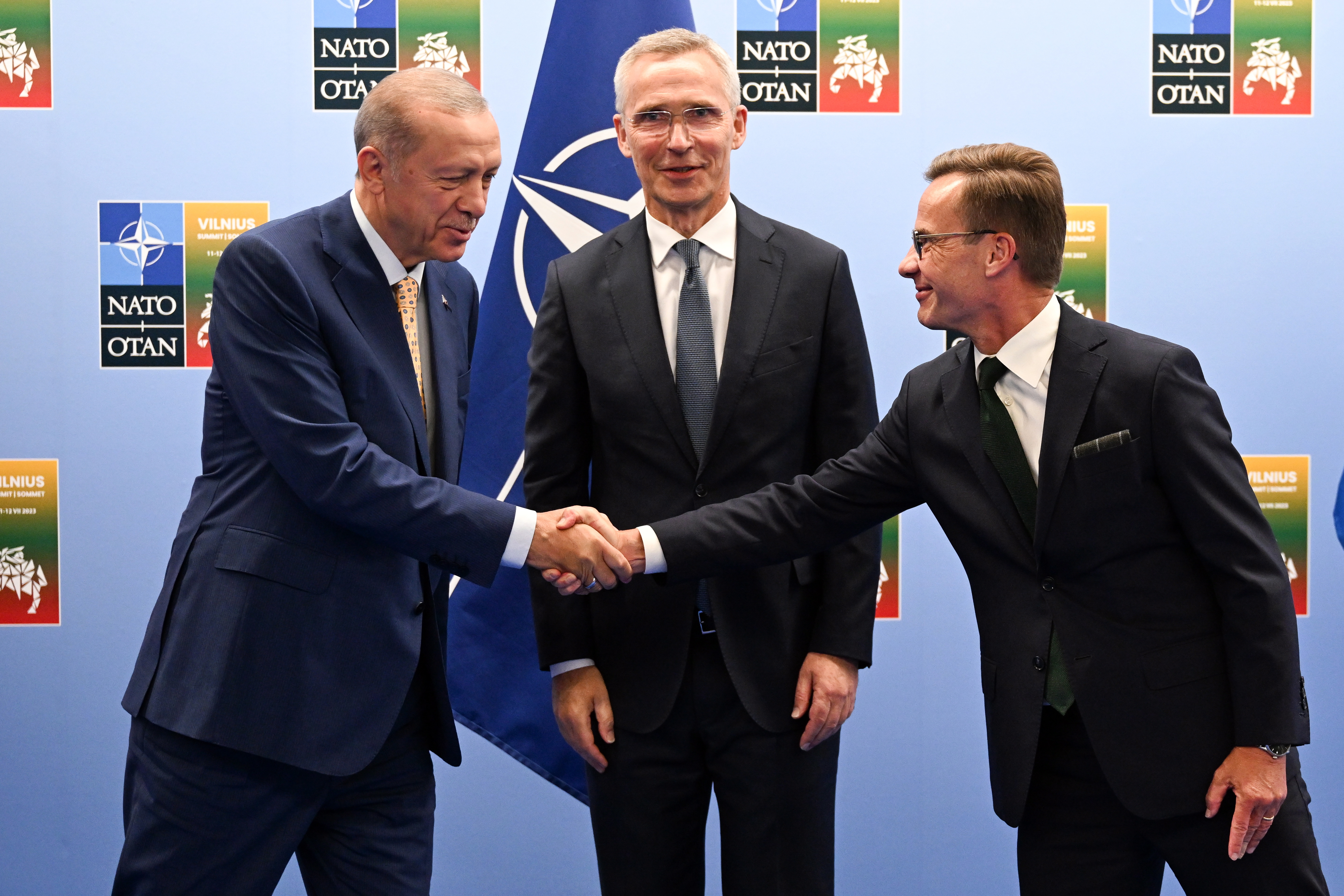 Vilnius (Lithuania), 10/07/2023.- Turkish President Recep Tayyip Erdogan (L) shakes hands with Swedish Prime Minister Ulf Kristersson (R) as the Secretary General of NATO Jens Stoltenberg (L) looks on during their meeting ahead of the NATO ?summit in Vilnius, Lithuania, 10 July 2023. The NATO Summit will take place in Vilnius on 11 and 12 July 2023 with the alliance's leaders expected to adopt new defense plans. (Lituania, Suecia, Turquía) EFE/EPA/FILIP SINGER / POOL