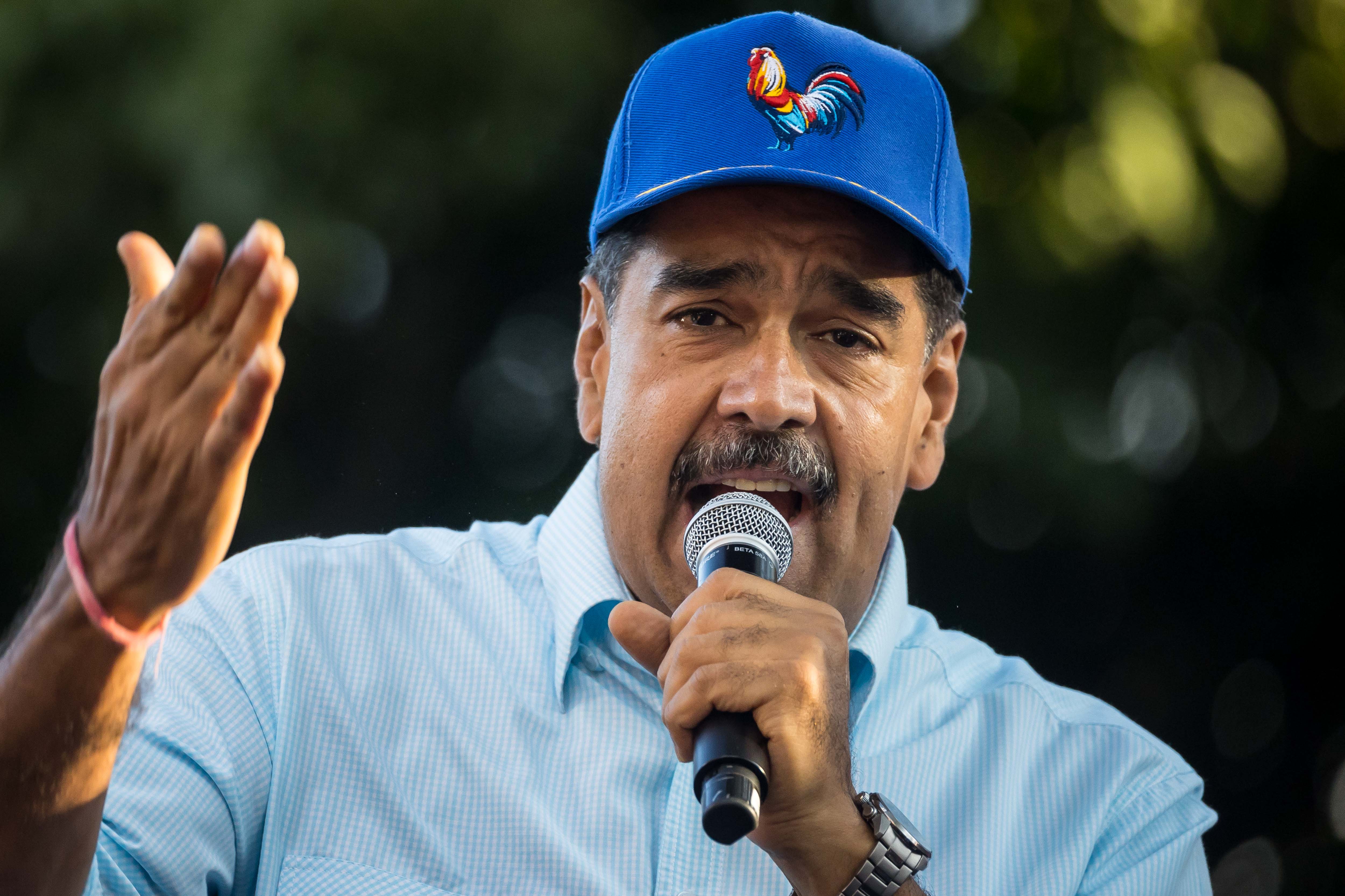 CARACAS (VENEZUELA), 17/08/2024.- El presidente de Venezuela, Nicolás Maduro, habla durante una manifestación a favor de su Gobierno, este sábado en Caracas (Venezuela). El presidente de Venezuela, Nicolás Maduro, dijo que este sábado se registraron más de un centenar de movilizaciones a favor del chavismo en todo el mundo, que -aseguró- se sumaron a la que se llevó a cabo en Caracas y en otras ciudades del país caribeño, en respaldo a su cuestionada reelección en las elecciones del pasado 28 de julio. EFE/ Miguel Gutiérrez