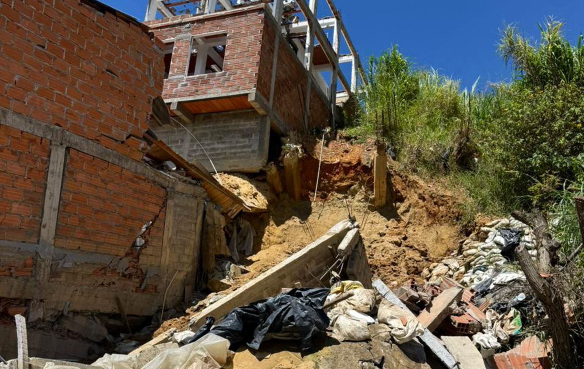 Colapsó una vivienda tras deslizamiento en San Cristóbal, Medellín