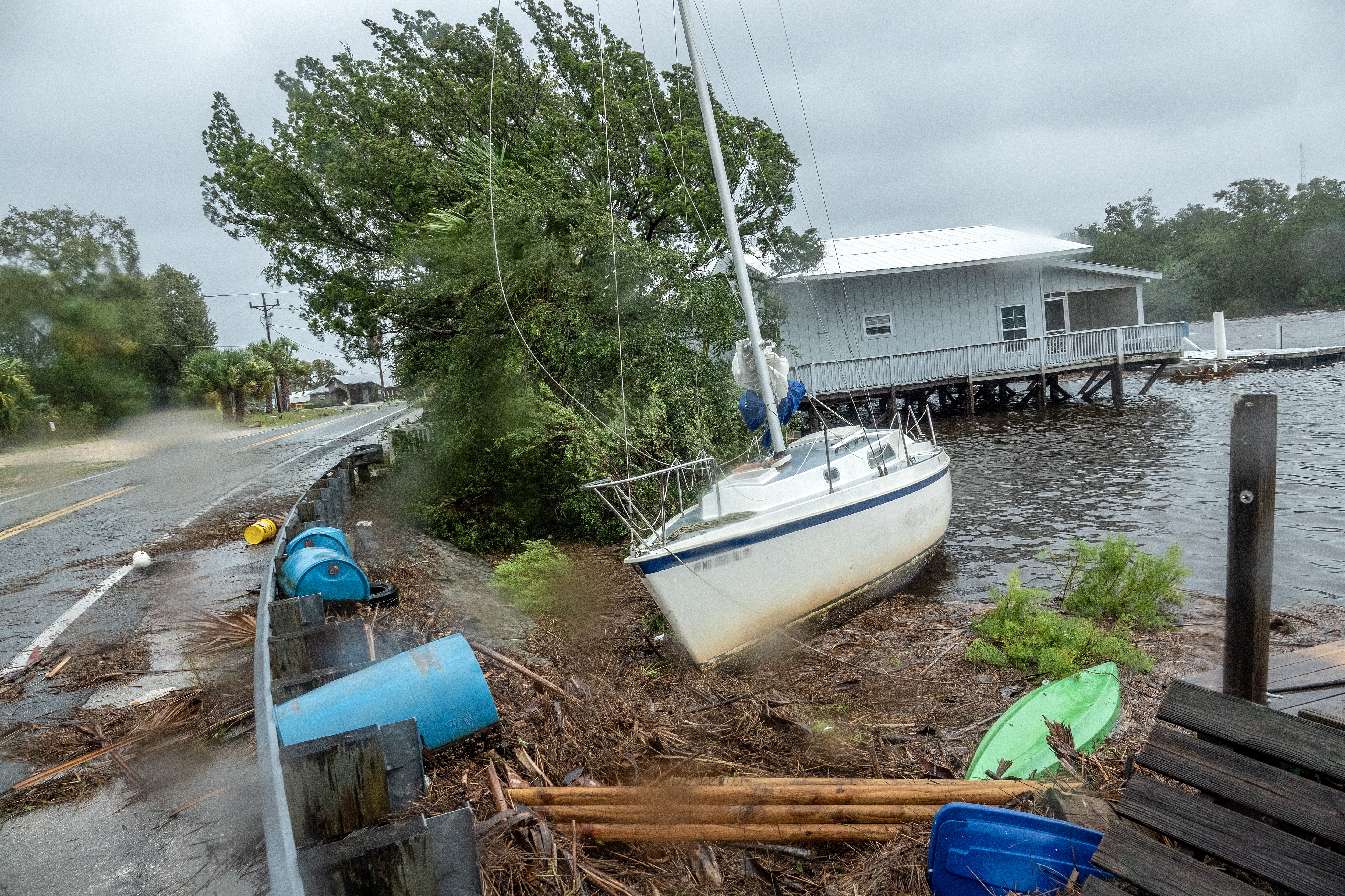 Jena (United States), 30/08/2023.- A boat is stranded near to a road of the town of Jena, after Hurricane Idalia made landfall near Keaton Beach, Florida, USA, 30 August 2023. Hurricane Idalia makes landfall in Florida as a Category 3 storm with winds of 125 mph. (tormenta) EFE/EPA/CRISTOBAL HERRERA-ULASHKEVICH