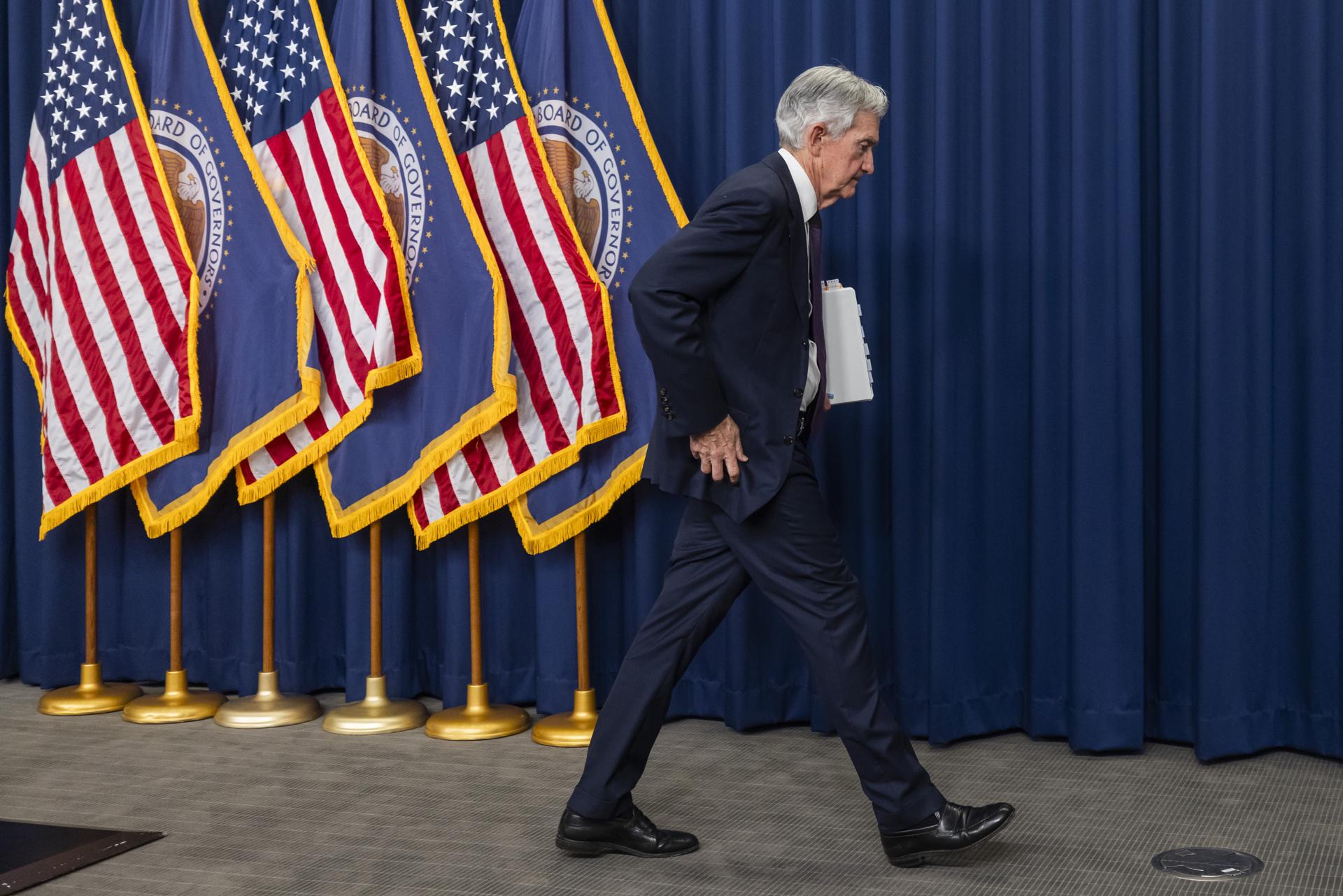 WASHINGTON (United States), 07/05/2025.- US Chair of the Federal Reserve Jerome Powell departs after announcing the Fed will not change interest rates following their two-day policy conference in Washington, DC USA, 07 May 2025. US President Donald Trump has clashed recently with Chair Powell, calling on him to lower interest rates in the wake of Trump's tariffs. EFE/EPA/JIM LO SCALZO
