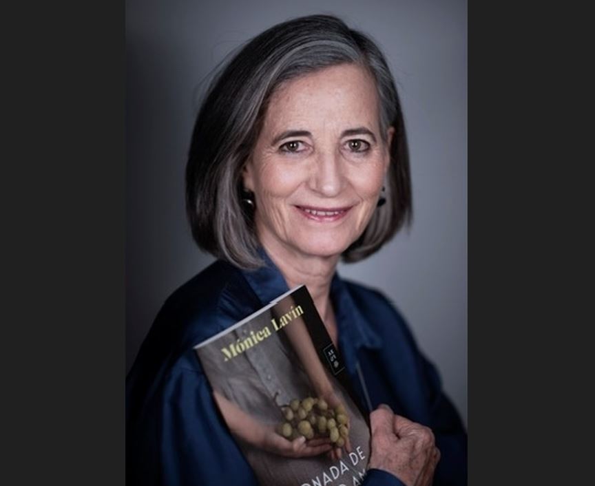 La escritora Mónica Lavín.
