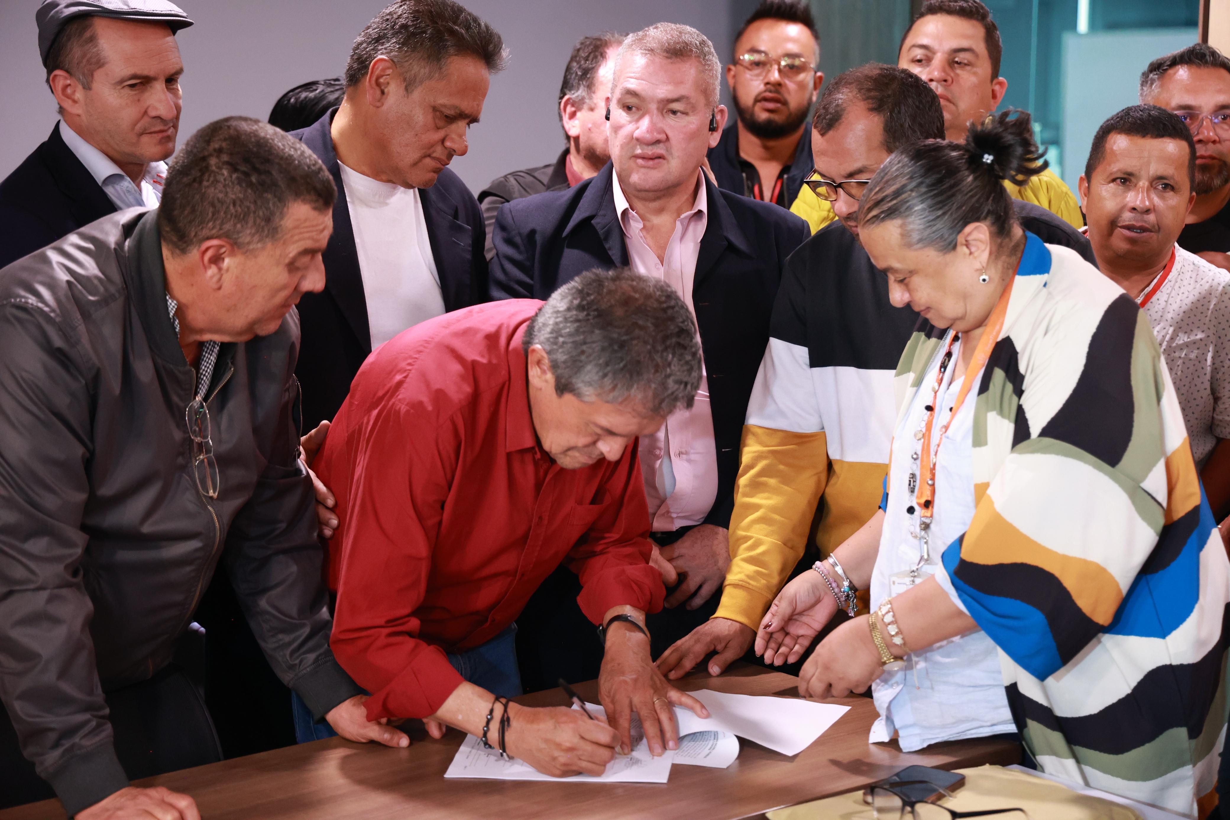 Los 15 compromisos que permitieron el levantamiento del paro de transportadores