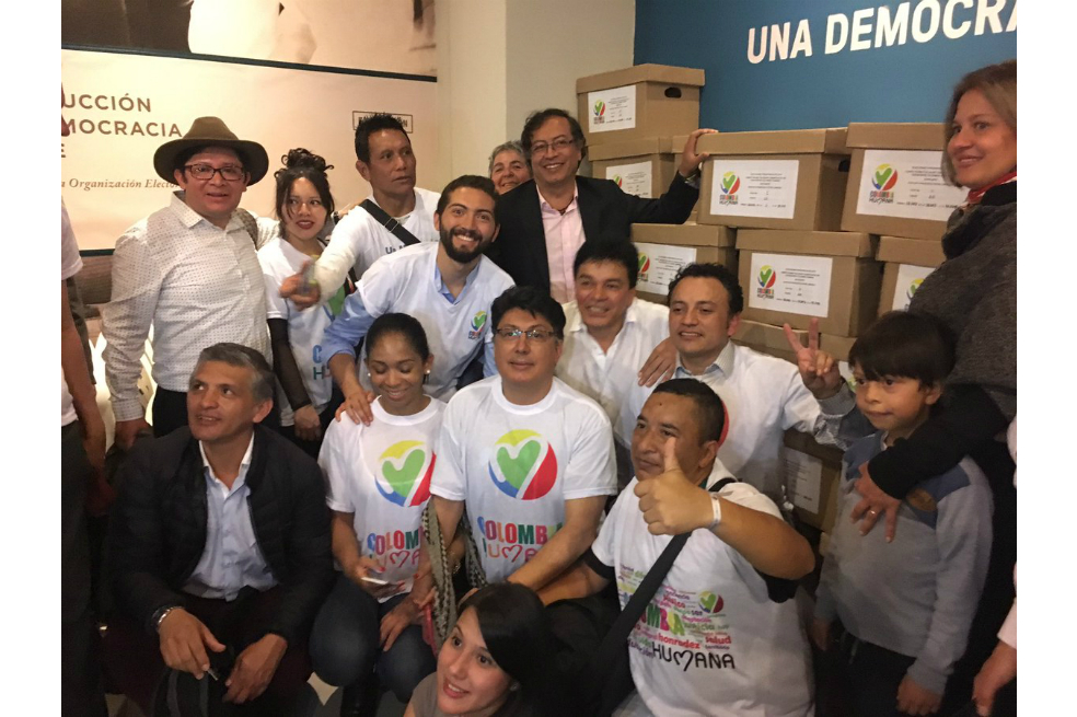 Petro entregó 850 mil firmas para avalar su candidatura presidencial