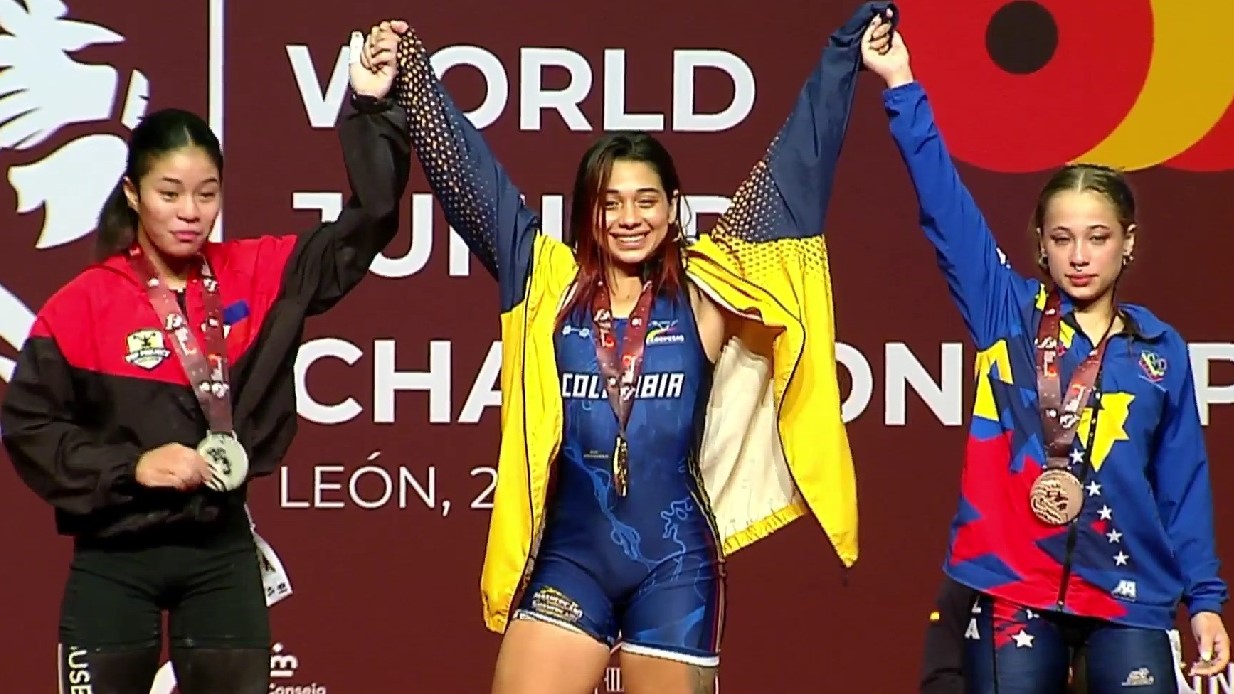 La pesista vallecaucana Karol López (centro), logró la medalla de oro en el arranque de la categoría de 69 kg., en el Mundial de España.
