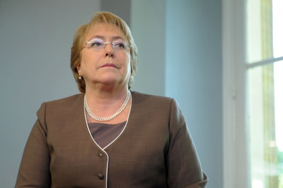 Respaldo a Bachelet cae a 24%, su mínimo histórico