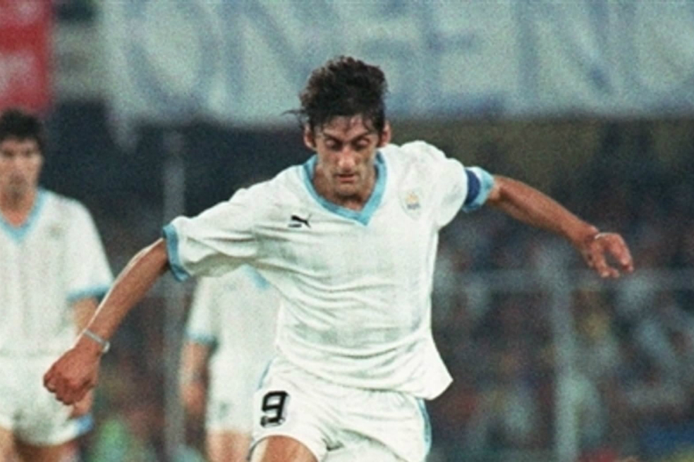 Enzo Francescoli, un príncipe celeste con una banda cruzada en el pecho