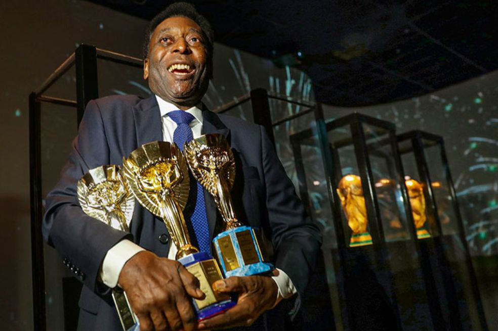Pelé con sus tres copas del mundo.