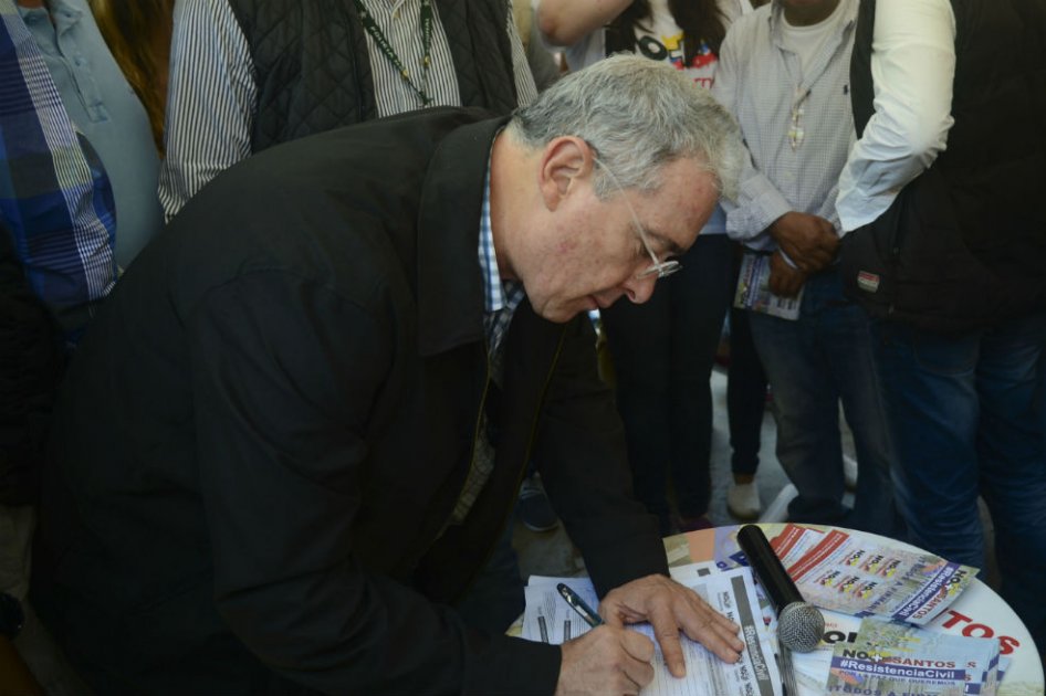 El expresidente Uribe contribuyó con su firma en Medellín (Antioquia). /AFP