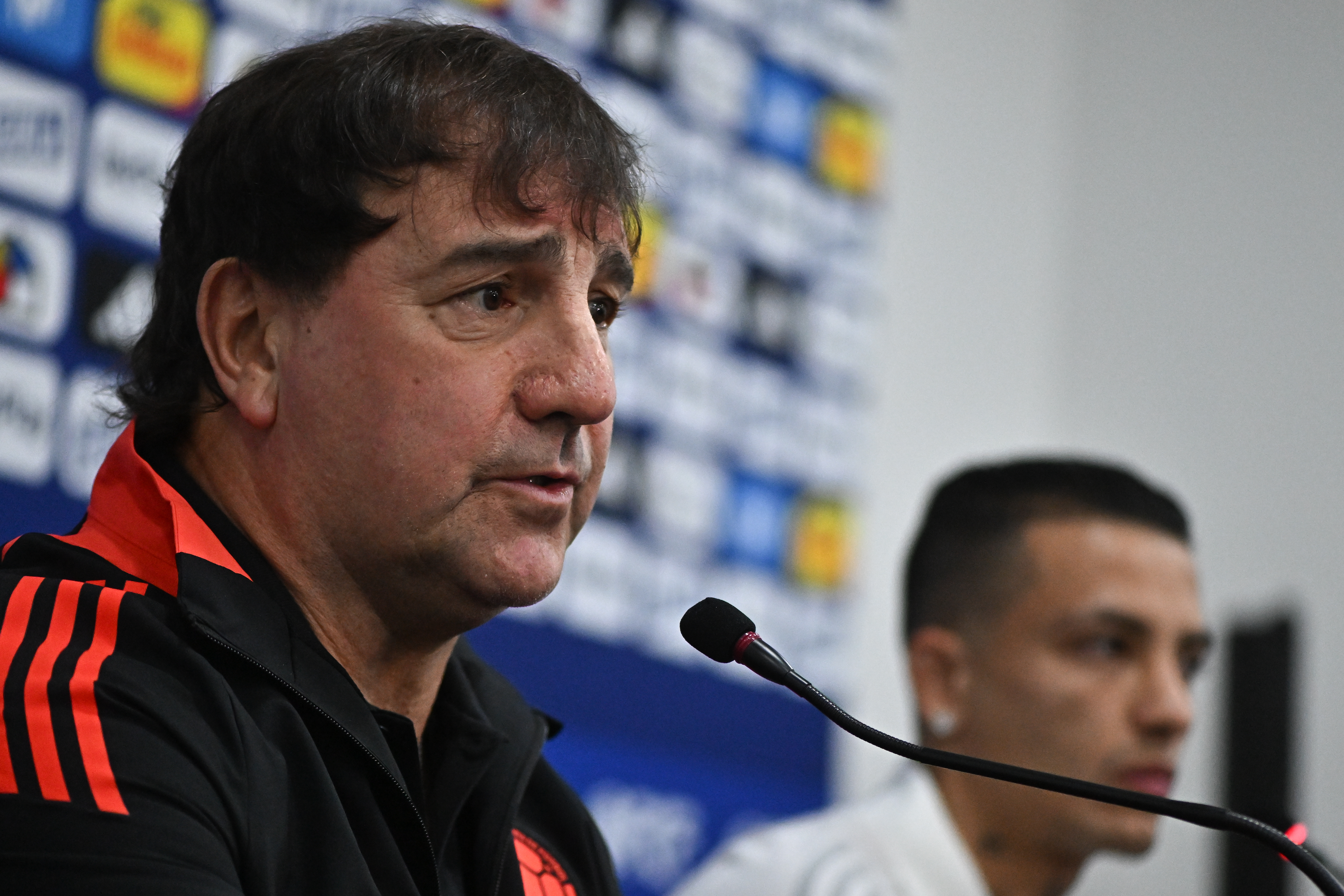 AME744. BRASILIA (BRASIL), 19/03/2025.- El entrenador de la selección Colombia de fútbol, Néstor Lorenzo (i), habla junto al jugador Kevin Castaño, en una rueda de prensa previo a los entrenamientos preparatorios para el partido contra Brasil este miércoles, en Brasilia (Brasil). Lorenzo afirmó ue confía en que el jueves ante Brasil puedan volver a recuperar el nivel de juego que llevó al equipo a la final de la Copa América de 2024. EFE/ Andre Borges