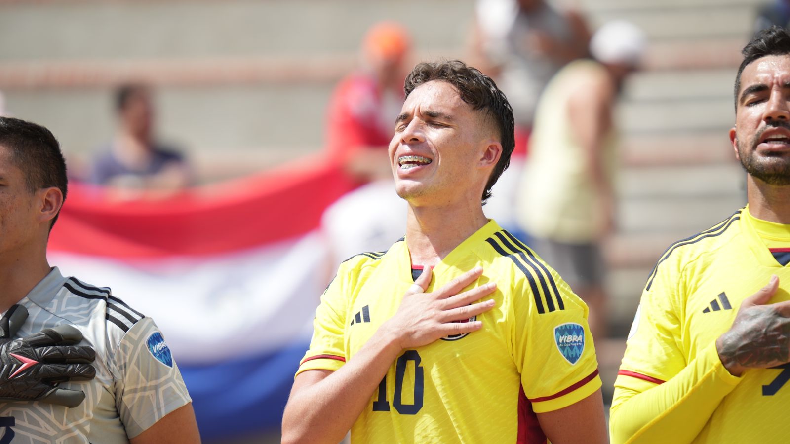 Juan Fernando Ossa cantando el himno de Colombia durante la Copa América 2023.