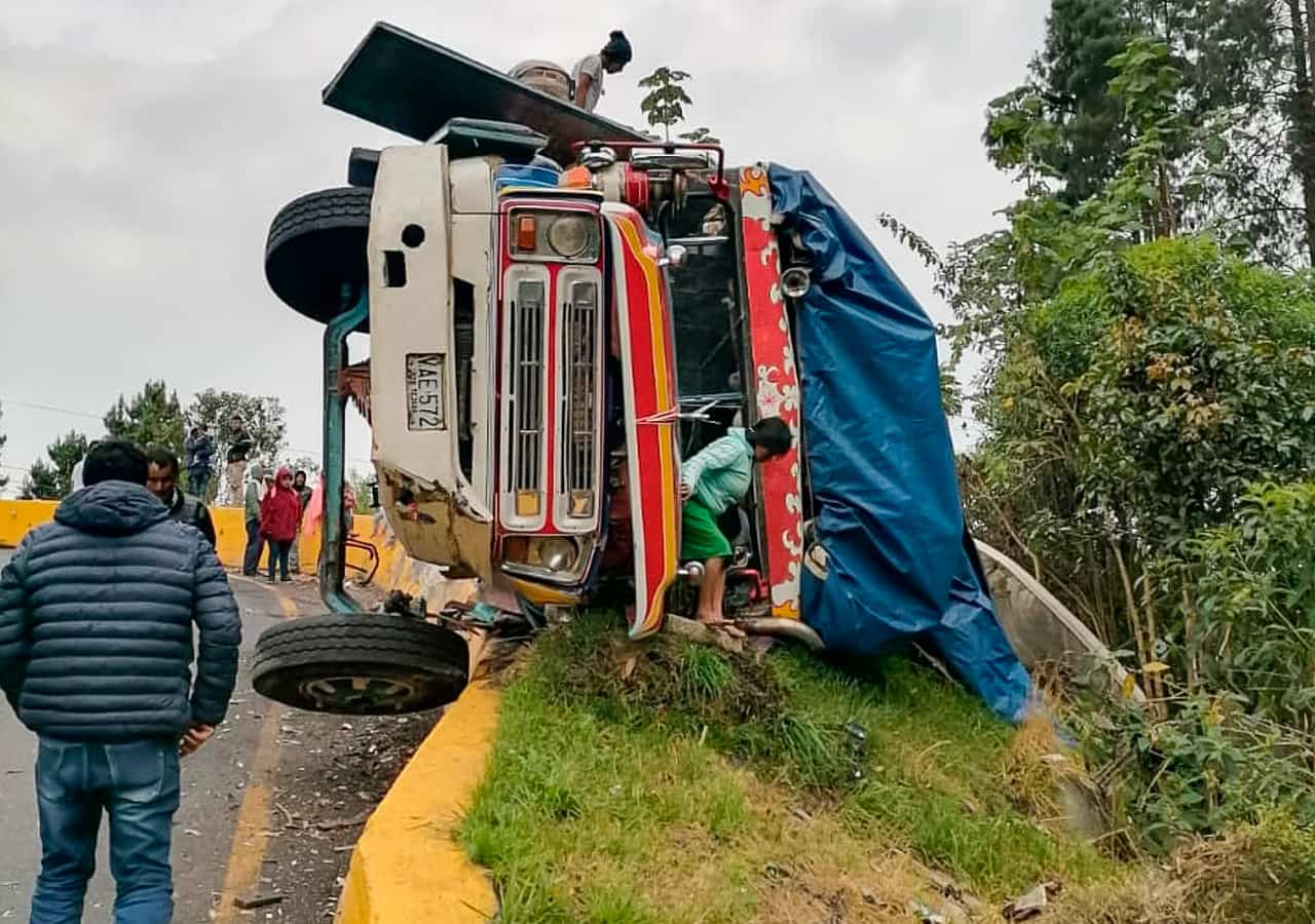 Dos muertos y 25 heridos deja accidente de chiva que se volcó en la vía La Línea