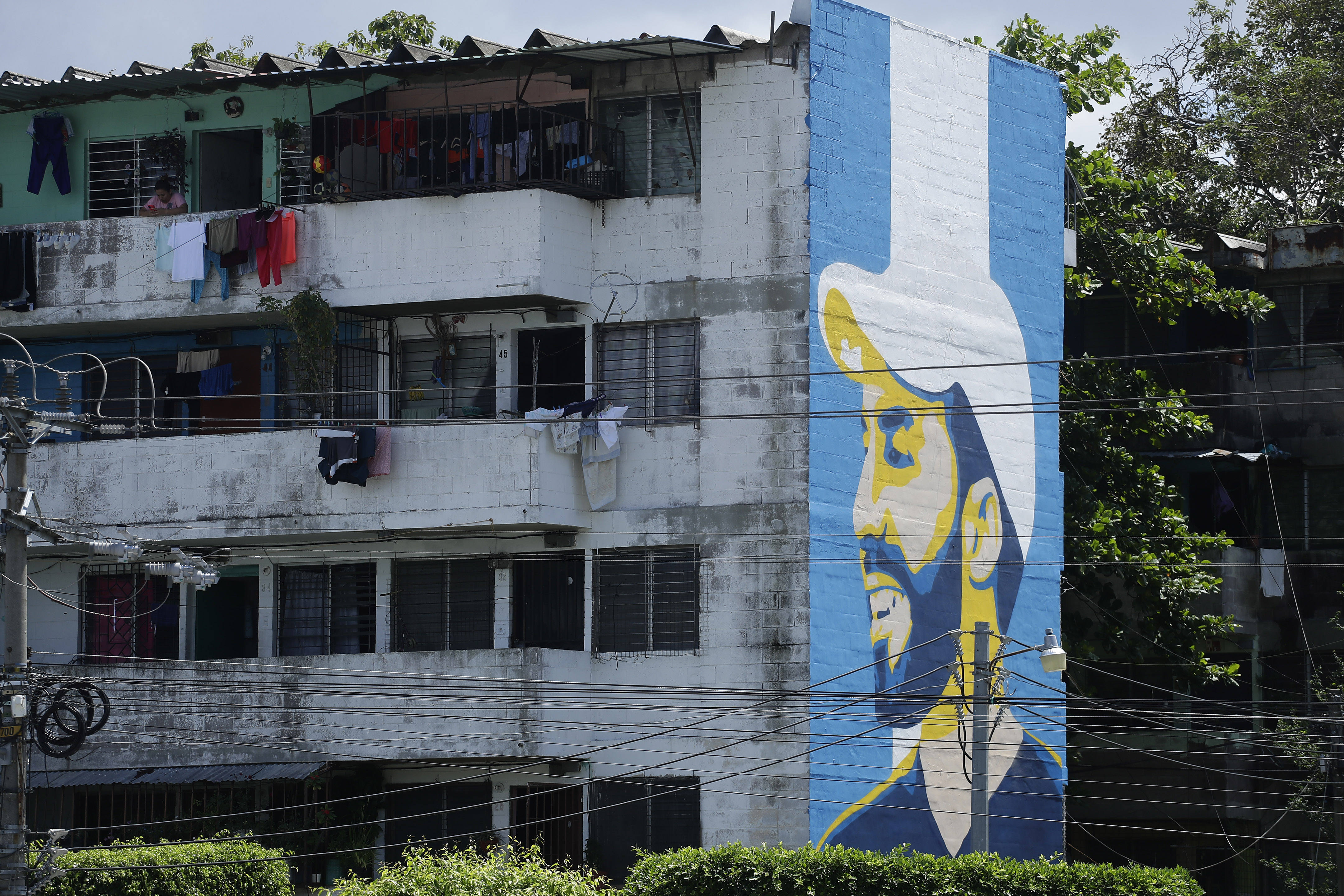AME4381. SAN SALVADOR (EL SALVADOR), 03/10/2023.- Fotografía de un edificio multifamiliar donde se observa un mural del presidente salvadoreño, Nayib Bukele, el 1 de octubre de 2023, en San Salvador (El Salvador). El período oficial de campaña electoral para los aspirantes a la Presidencia de El Salvador, entre ellos el actual mandatario Nayib Bukele, que busca la reelección a pesar del señalamiento de inconstitucional, comienza este martes y se extiende hasta enero de 2024, de acuerdo con el Tribunal Supremo Electoral (TSE). EFE/ Rodrigo Sura