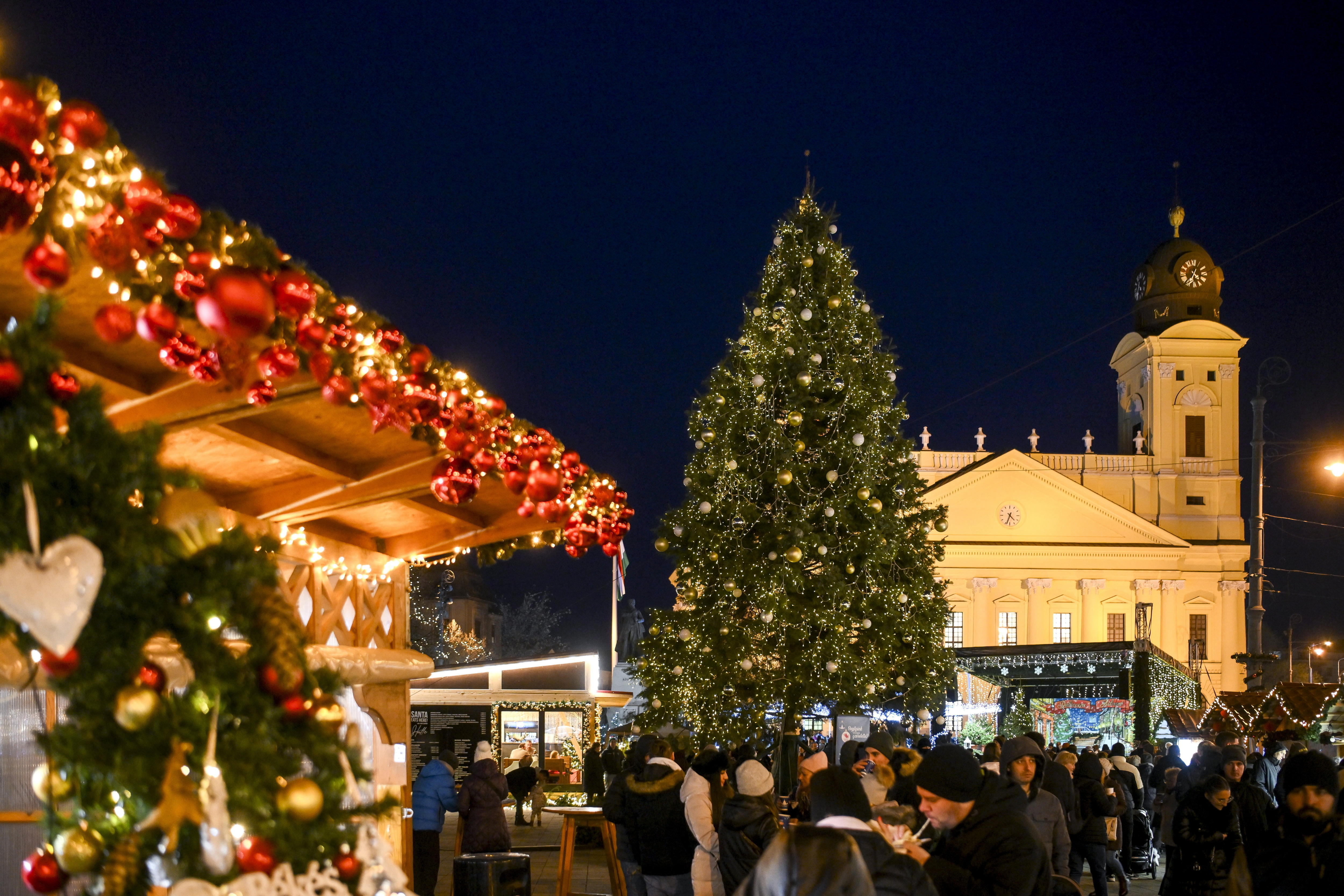 Debrecen (Hungary), 22/12/2024.- People visit the Christmas market in Debrecen, Hungary, 22 December 2024. Security measures were strengthened around the Christmas markets in Hungary after a man drove his car into a crowd at a Christmas market in Magdeburg, Germany on 20 December. (Alemania, Hungría, Magdeburgo) EFE/EPA/Zsolt Czegledi HUNGARY OUT