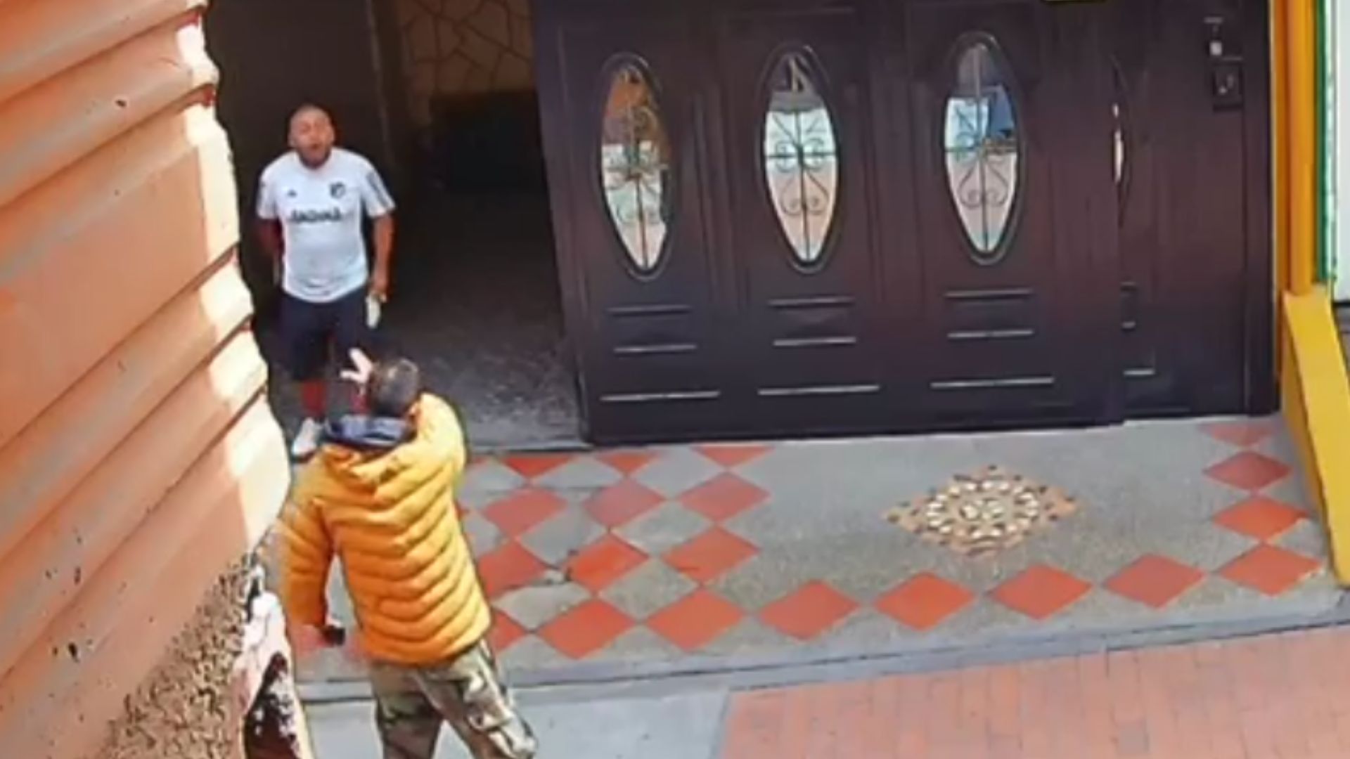 Vecino agredió con un arma a hombre que le reclamó por los excrementos de su perro