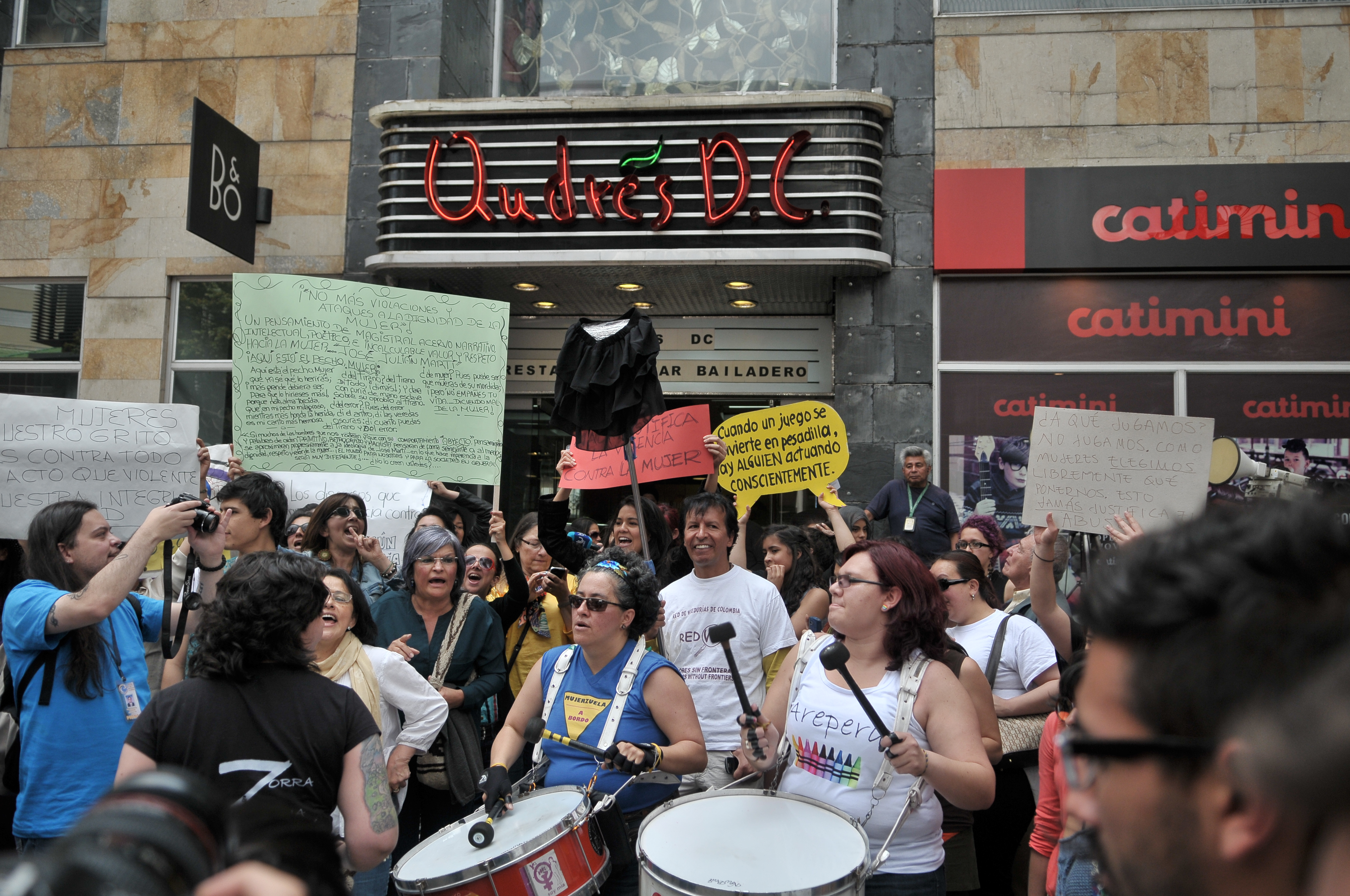 Manifestación en contra del restaurante Andrés Carne de Res, por la burla a mujeres en minifalda, luego de que una joven fue violada allí.