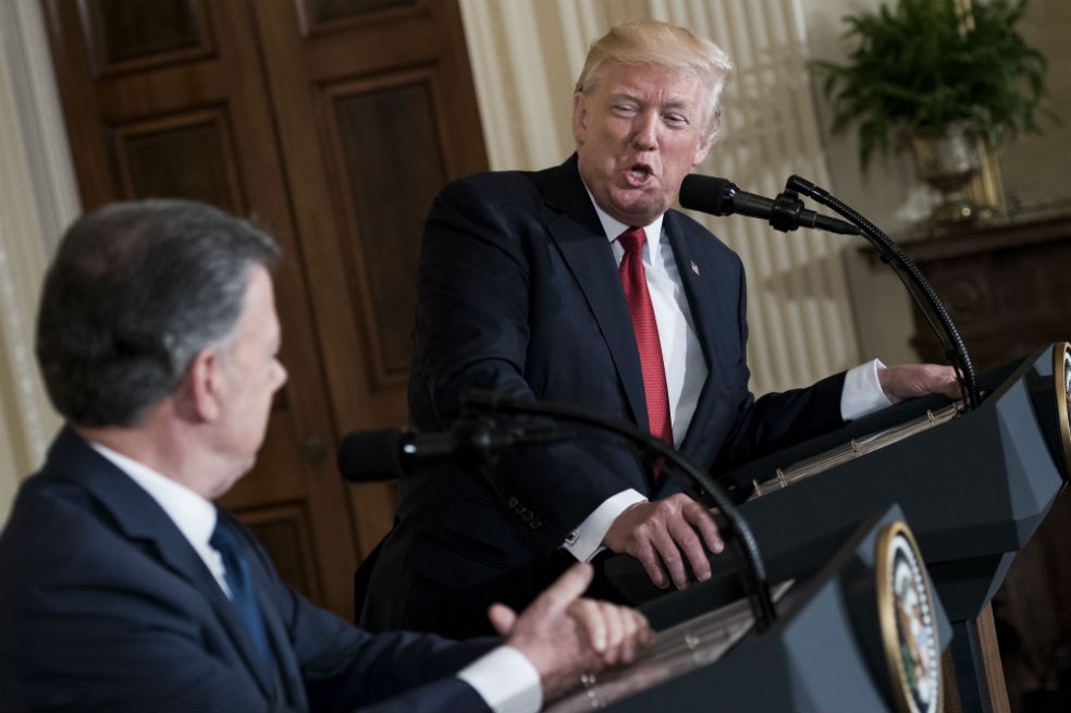 El presidente estadounidense, se reunió el pasado jueves con su par colombiano, Juan Manuel Santos, en un primer encuentro en la Casa Blanca, en Washington. La cita entre ambos mandatarios versó sobre el proceso de paz y la mutua preocupación por la crisis en Venezuela. /AFP