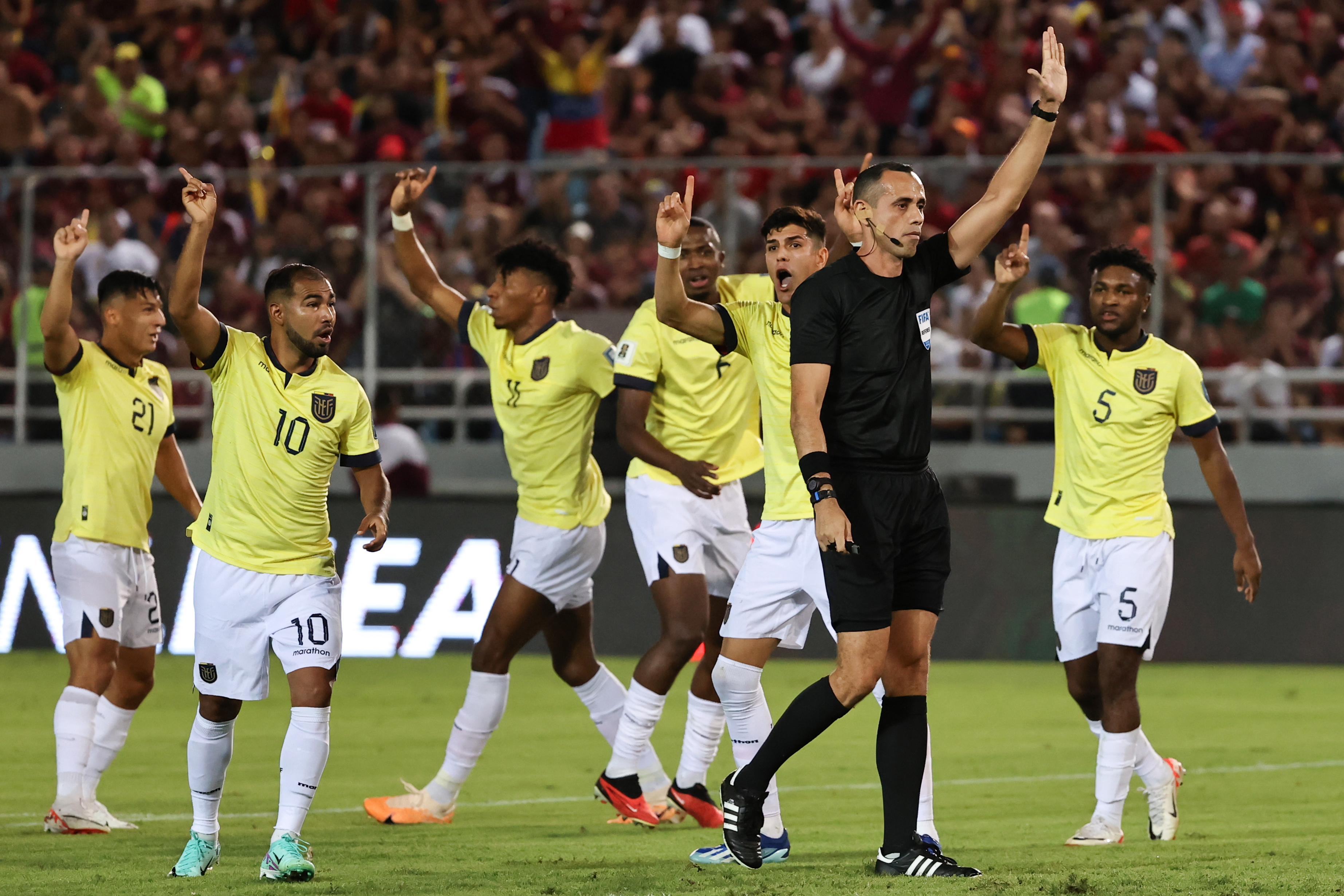 AMDEP3026. MATURÍN (VENEZUELA), 16/11/2023.- Jugadores de Ecuador reclaman hoy, en un partido de las Eliminatorias Sudamericanas para la Copa Mundial de Fútbol 2026 entre Venezuela y Ecuador en el estadio Monumental en Maturín (Venezuela). EFE/ Miguel Gutiérrez