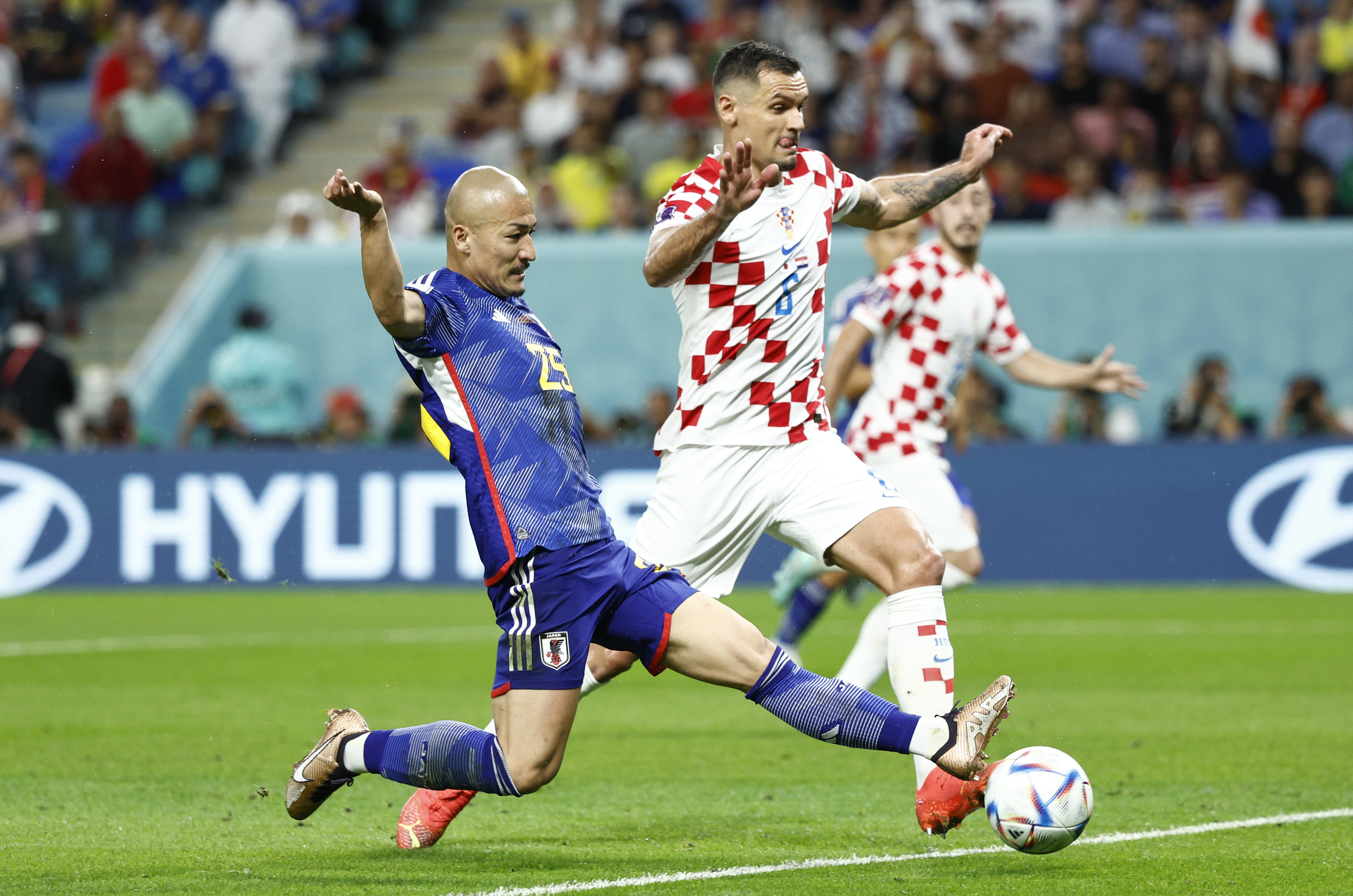 . AL WAKRAH (CATAR), 05/12/2022.- Daizen Maeda (i) de Japón disputa un balón con Dejan Lovren de Croacia hoy, en un partido de los octavos de final del Mundial de Fútbol Qatar 2022 entre Japón y Croacia en el estadio Al Janoub en Al Wakrah (Catar). EFE/Rodrigo Jiménez