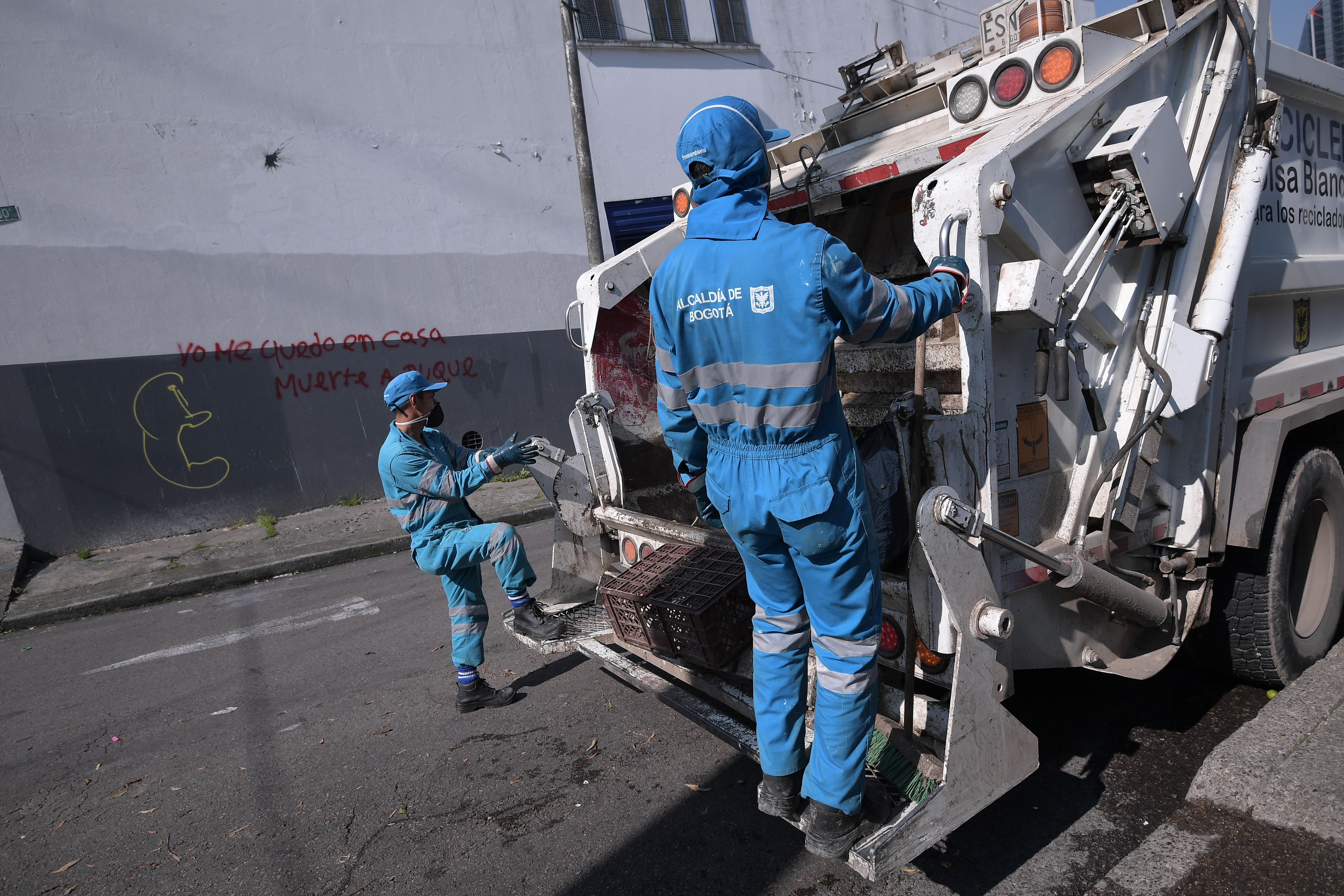 Recolectores de basura y barrenderos de esta empresa, encargada del esquema de aseo de Bogotá durante la pandemia del coronavirus.