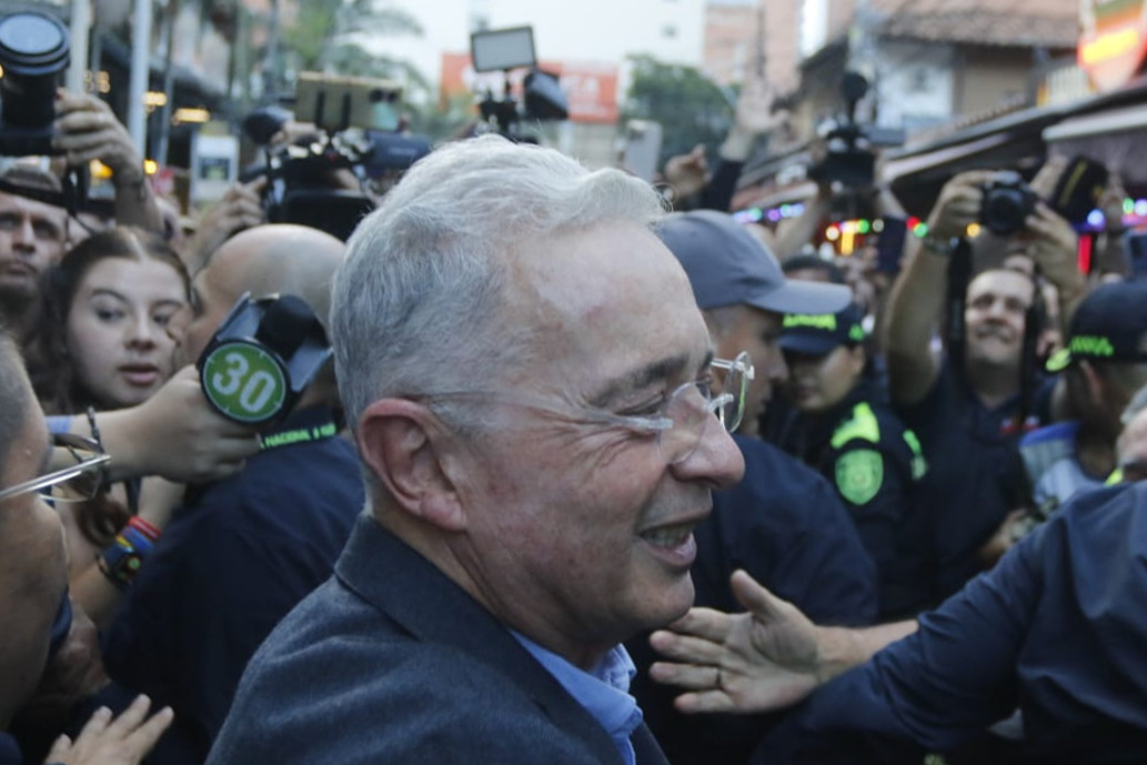 AMDEP1465. SABANETA (COLOMBIA), 20/08/2025.- El expresidente de Colombia Álvaro Uribe (2002-2010) saluda a seguidores este miércoles, en Sabaneta (Colombia). Uribe afirmó en su primera aparición pública tras quedar en libertad, que la oposición de derechas ganará "tranquilamente" y sin agresiones las elecciones de 2026 para "rescatar" la libertad y la democracia en el país. EFE/ STR