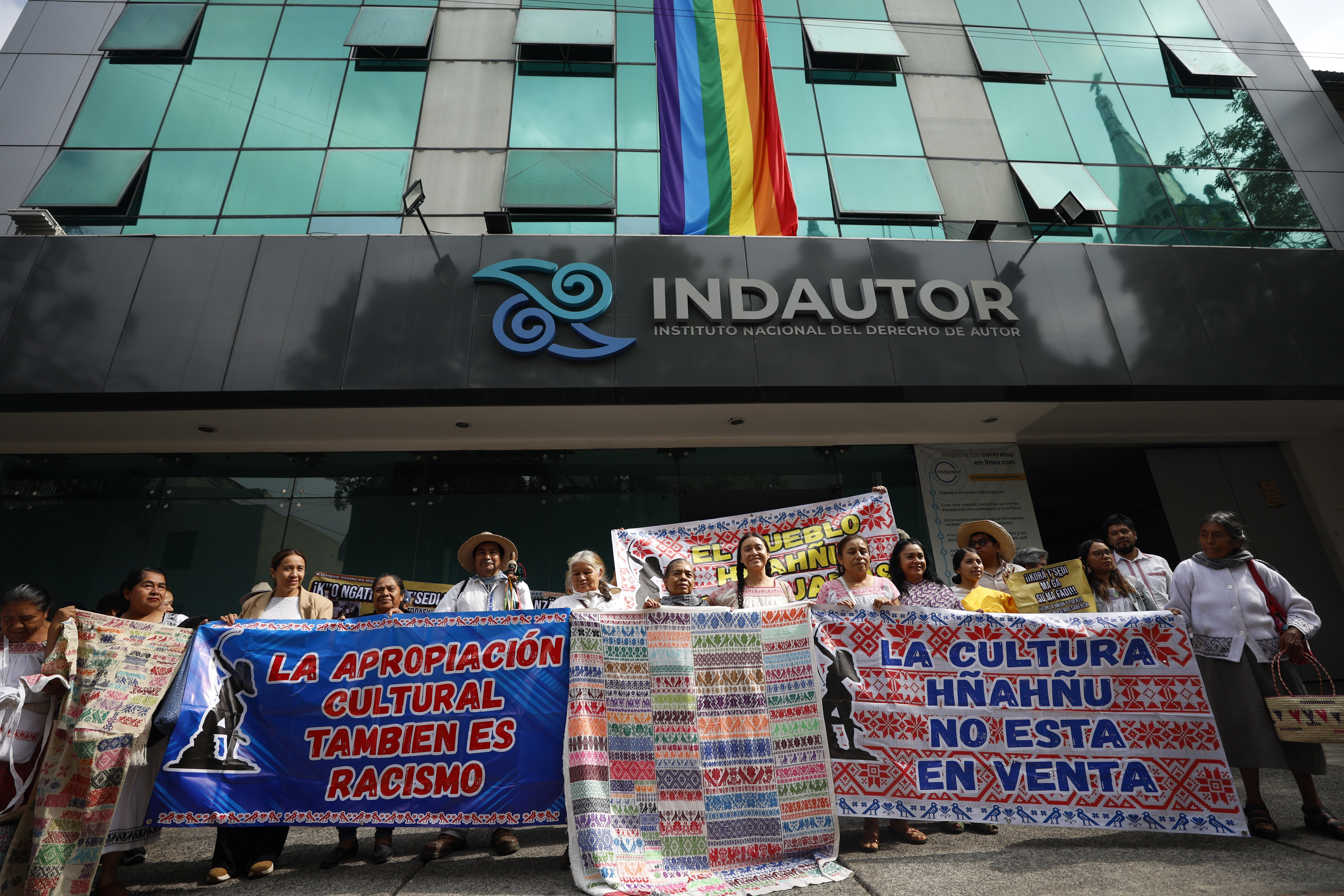 Indígenas mexicanas exigen disculpas públicas por “apropiación indebida” de artesanías
