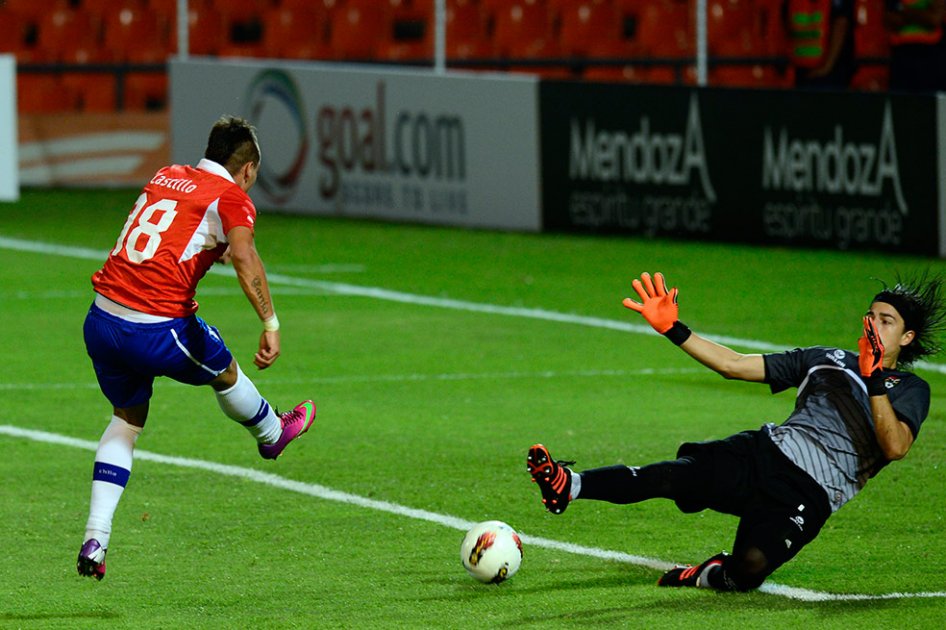 El jugador chileno, Nicolas Castillo vence al portero boliviano, Guillermo Viscarra. / AFP