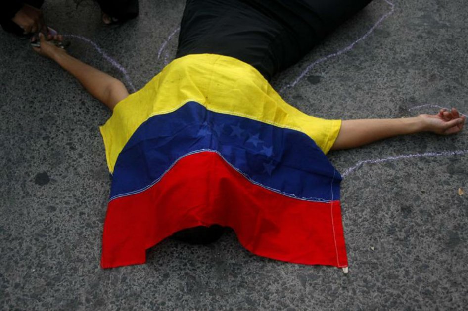 Venezolanos residentes en Chile se manifestaron frente a la Embajada de Venezuela en Santiago de Chile en apoyo a la situación de protesta y violencia en contra de estudiantes y ciudadanos en Caracas.
