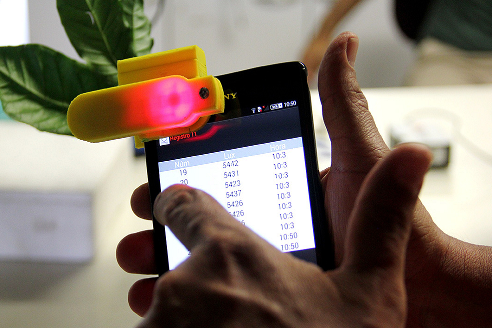 Estudiantes colombianos crean accesorio para celular que mide clorofila en plantas