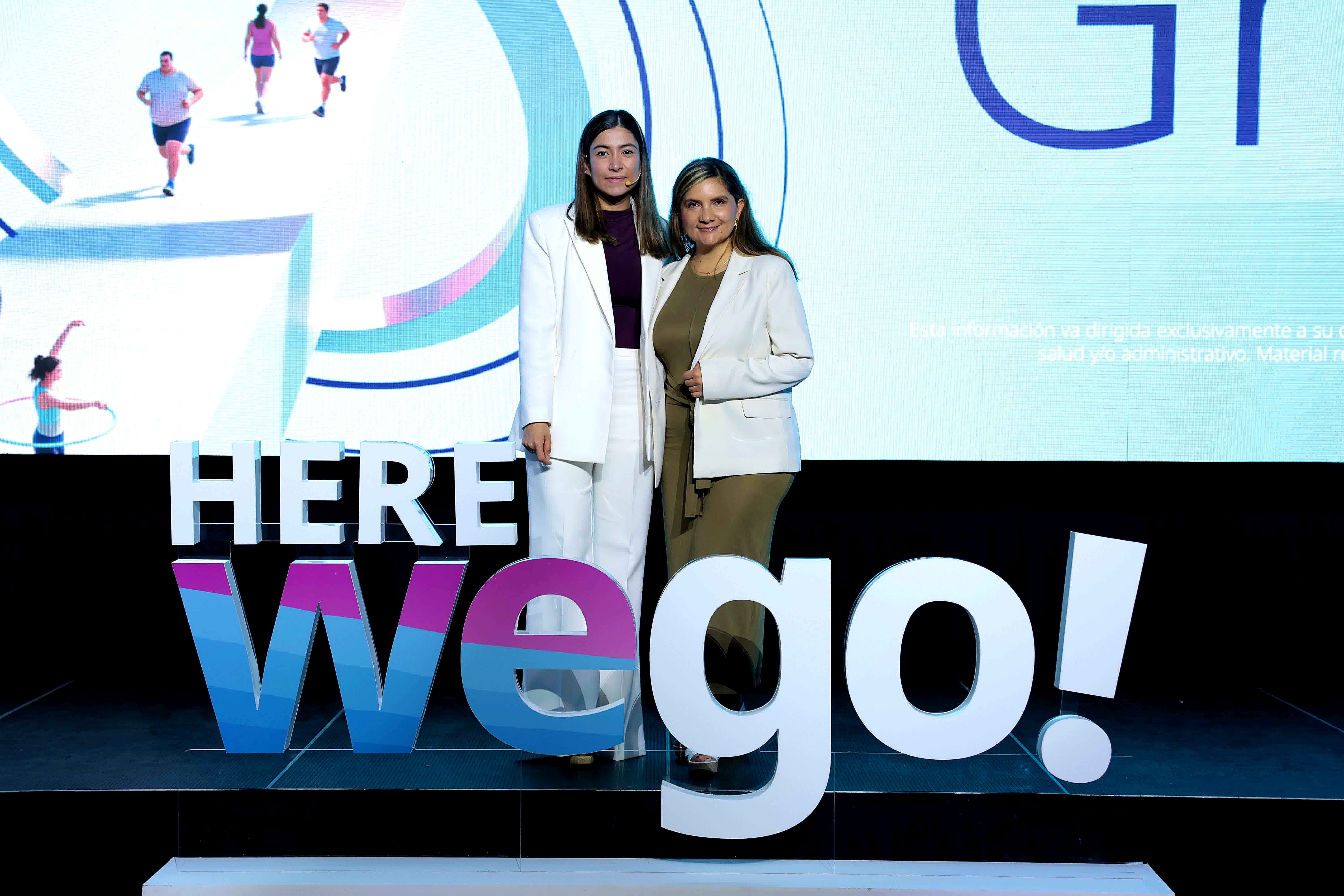 Representantes de Novo Nordisk posan junto al mensaje “Here WeGo!”, símbolo del compromiso de la compañía con la transformación del manejo de enfermedades crónicas como la obesidad.