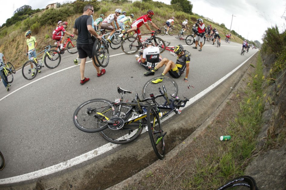 El corredor español del equipo Trek-Segafredo Markel Irizar, y el polaco del equipo Bora Bartosz Huzarski (d), permanecen en el suelo. Foto: EFE