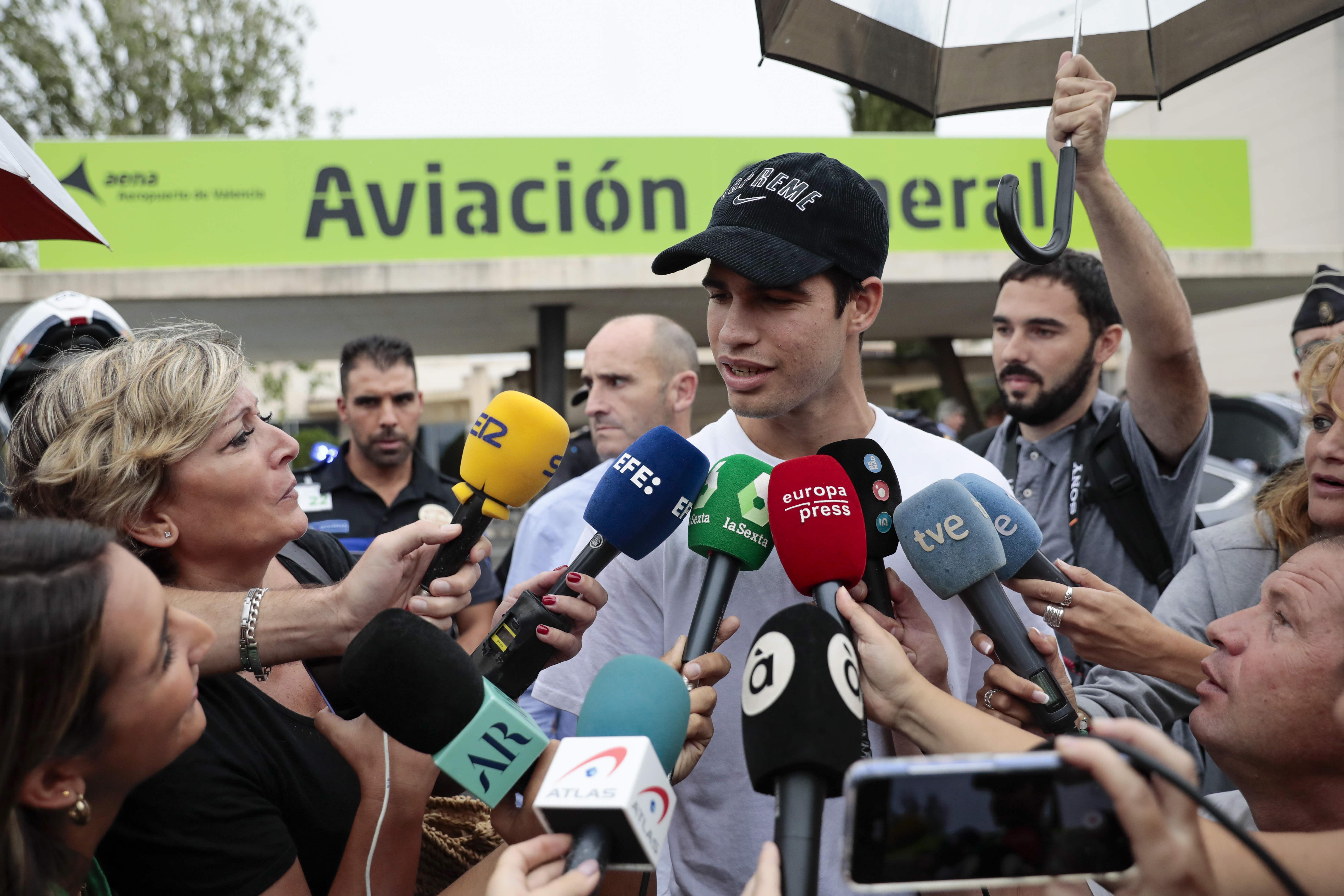 Derrota de Argentina en el debut de Copa Davis, Alcaraz llega a Valencia