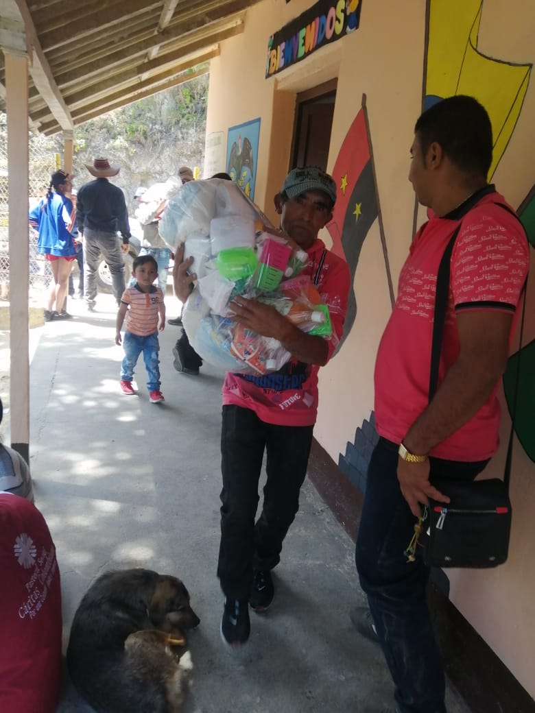 Alguno de los desplazados recibiendo las ayudas humanitarias.CortesíaEl alcalde de Ábrego, Juan Carlos Jácome, dijo que hay 290 desplazados censados, y que la situación en el Catatumbo sigue tensa, pues algunos transportadores de la empresa Cootrasunidos en Ocaña están siendo amenazados. Desde las 4:00 p.m se suspenden los servicios de este operador de transporte público para evitar atentados.