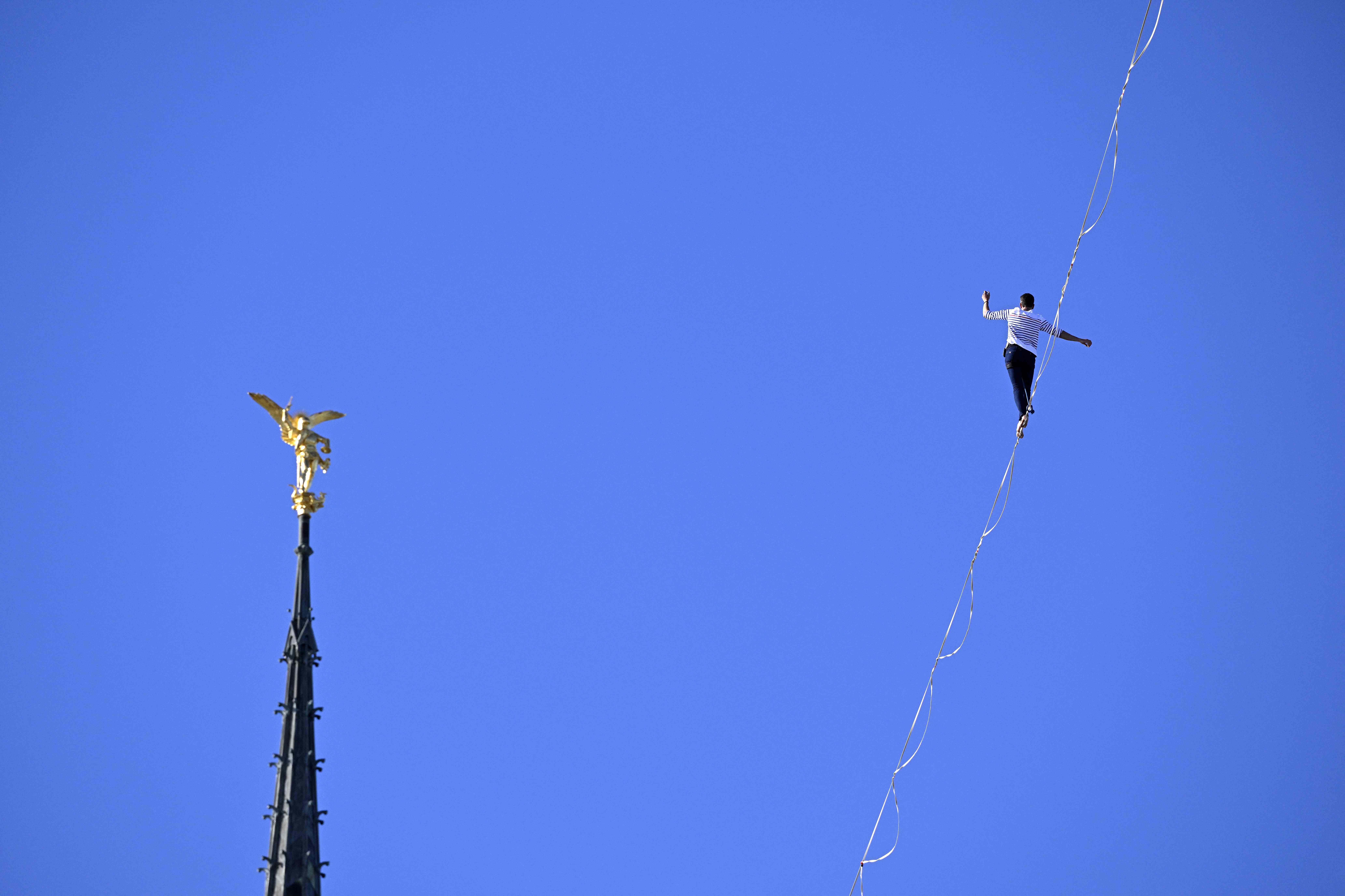 El equilibrista francés Nathan Paulin camina sobre una cuerda floja en la bahía de Le Mont Saint-Michel, en el noroeste de Francia, durante su intento de récord mundial de distancia