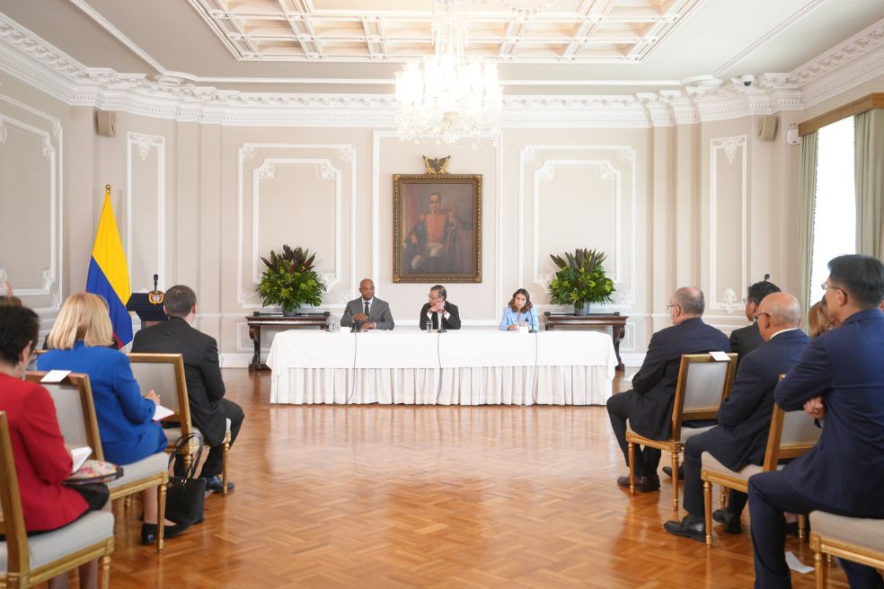 “Hay amenazas a la democracia”: canciller tras reunión con diplomáticos