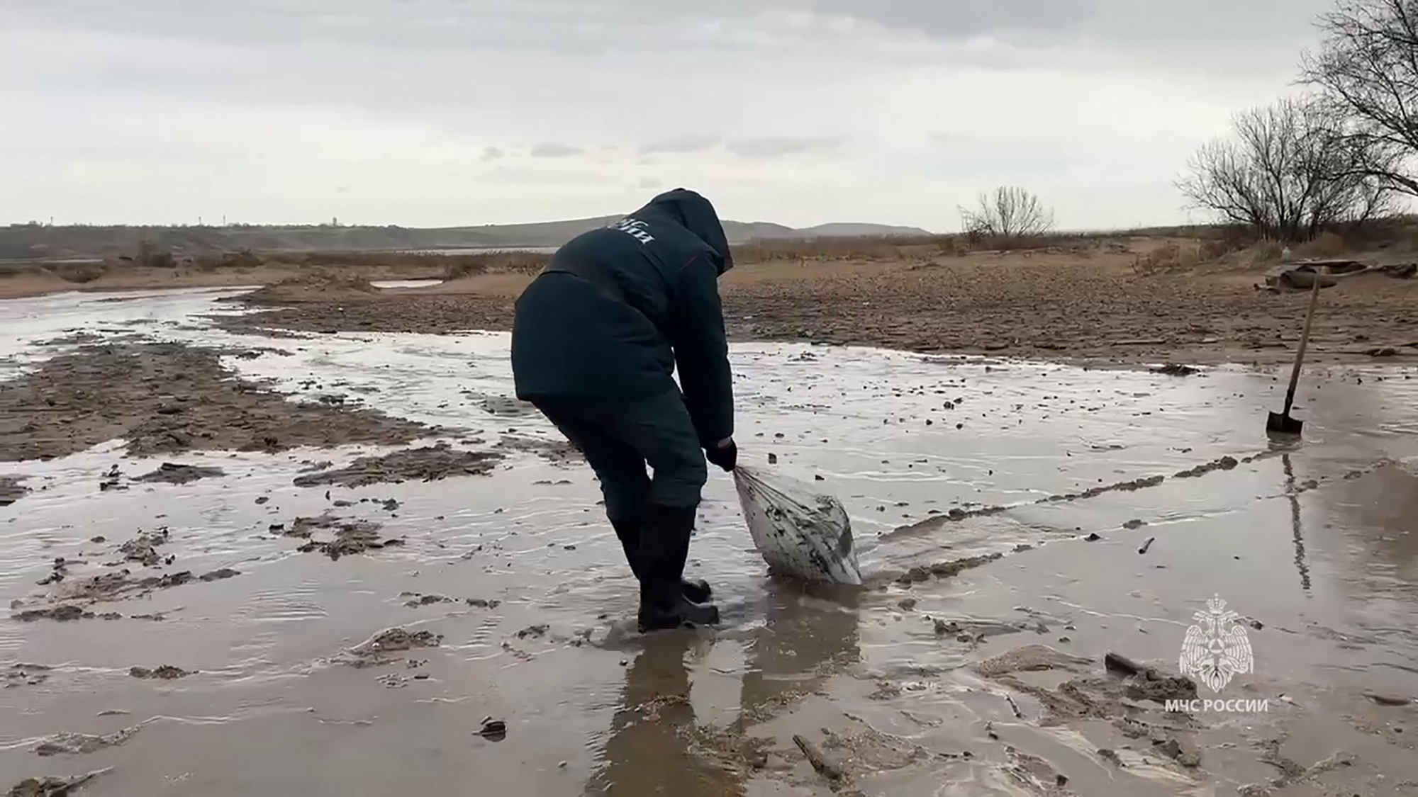 In this grab taken from a handout footage released by the Russian Emergencies Ministry on December 17, 2024, rescuers respond to an oil spill along the coastline of the Black Sea, caused by the wreck of two oil tankers, with the one which broke apart, in a storm in the Kerch Strait between Crimea and southern Russia's Krasnodar region on December 15. (Photo by Handout / Russian Emergencies Ministry / AFP) / RESTRICTED TO EDITORIAL USE - MANDATORY CREDIT "AFP PHOTO / RUSSIAN EMERGENCIES MINISTRY" - NO MARKETING NO ADVERTISING CAMPAIGNS - DISTRIBUTED AS A SERVICE TO CLIENTS