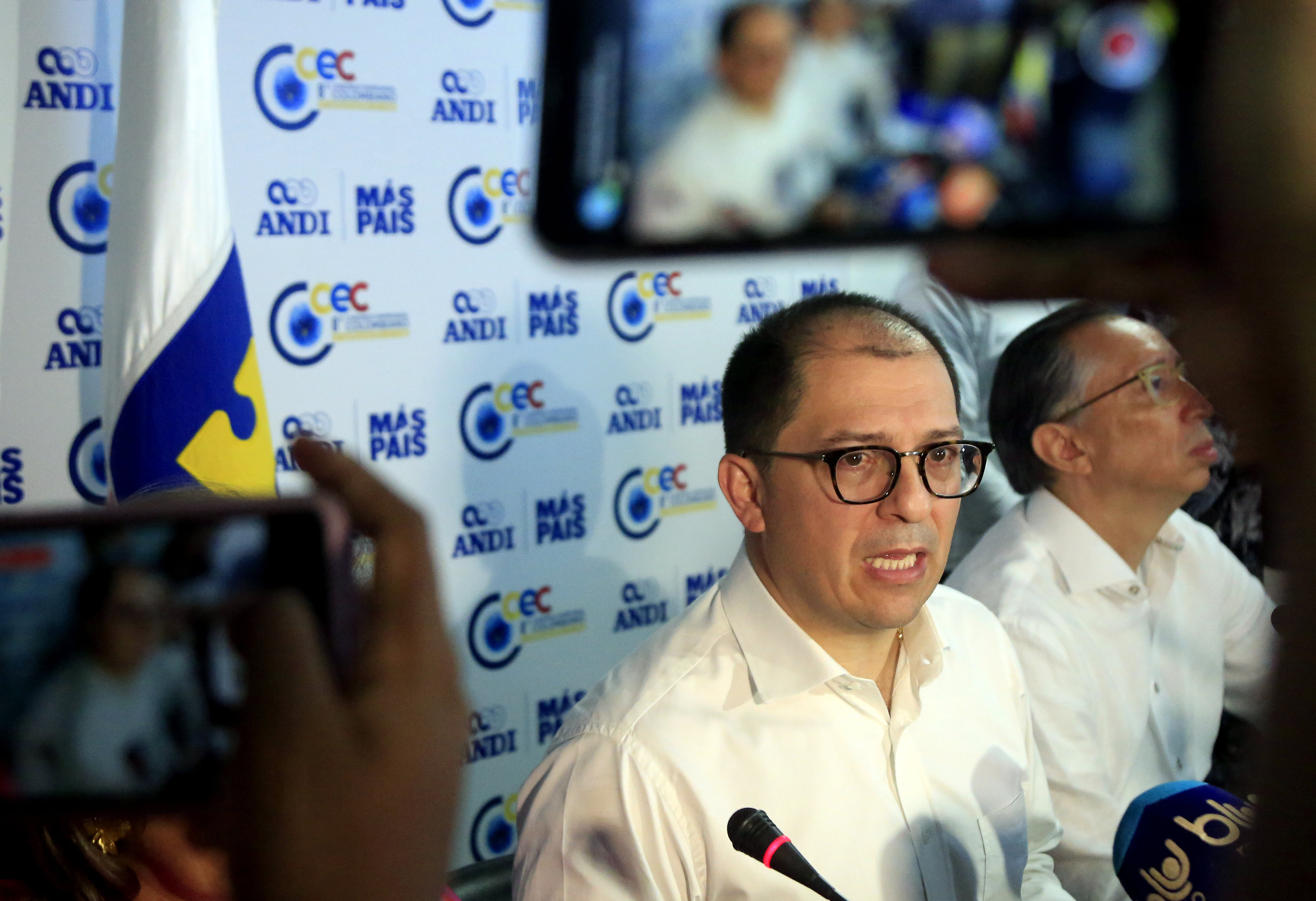 CTG008. CARTAGENA (COLOMBIA), 17/08/2023.- El fiscal general de Colombia, Francisco Barbosa habla hoy durante una rueda de prensa al terminar su intervención en el 8 Congreso Empresarial Colombiano en Cartagena de Indias (Colombia). La Fiscalía colombiana anunció este jueves que imputará cargos a decenas de personas, entre ellos 33 funcionarios y exfuncionarios de la Agencia Nacional de Infraestructura (ANI) y el magnate brasileño Marcelo Odebrecht, por presuntas irregularidades en un contrato con la empresa brasileña Odebrecht. EFE/Ricardo Maldonado Rozo