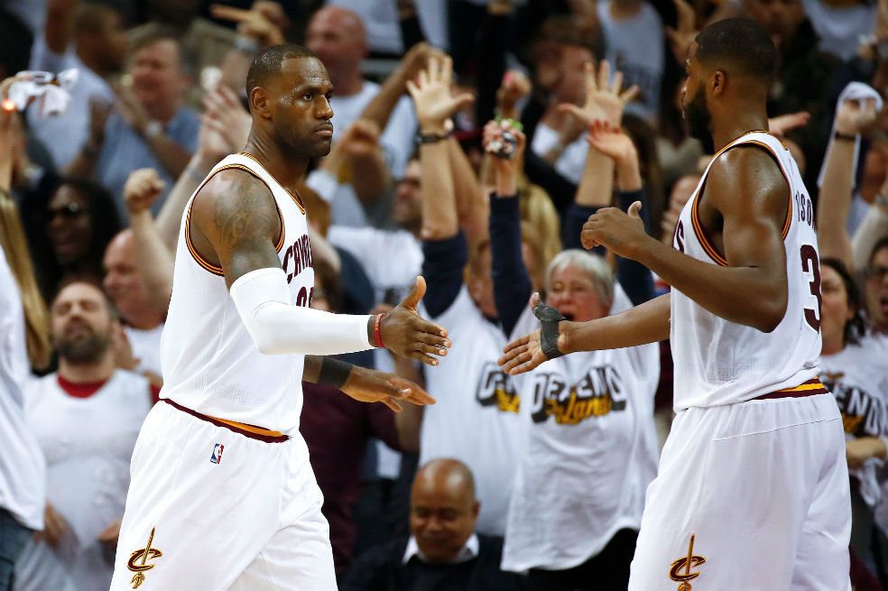 Cavaliers y Spurs abren con victoria la postemporada en la NBA