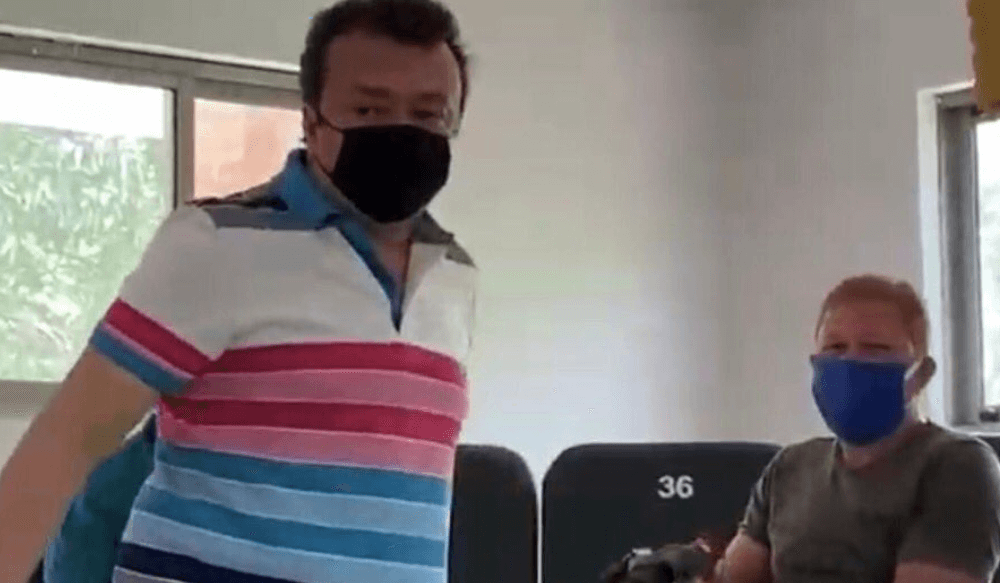 Senador Pulgar habría violado cuarenta en una pelea de gallos
