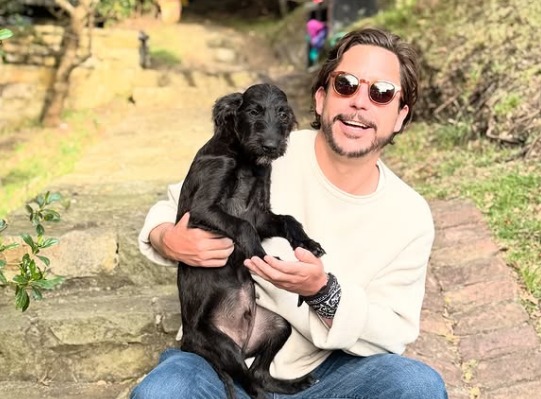 Alejandro Riaño adoptó a Barbas, perrito que era usado como carnada para tiburones