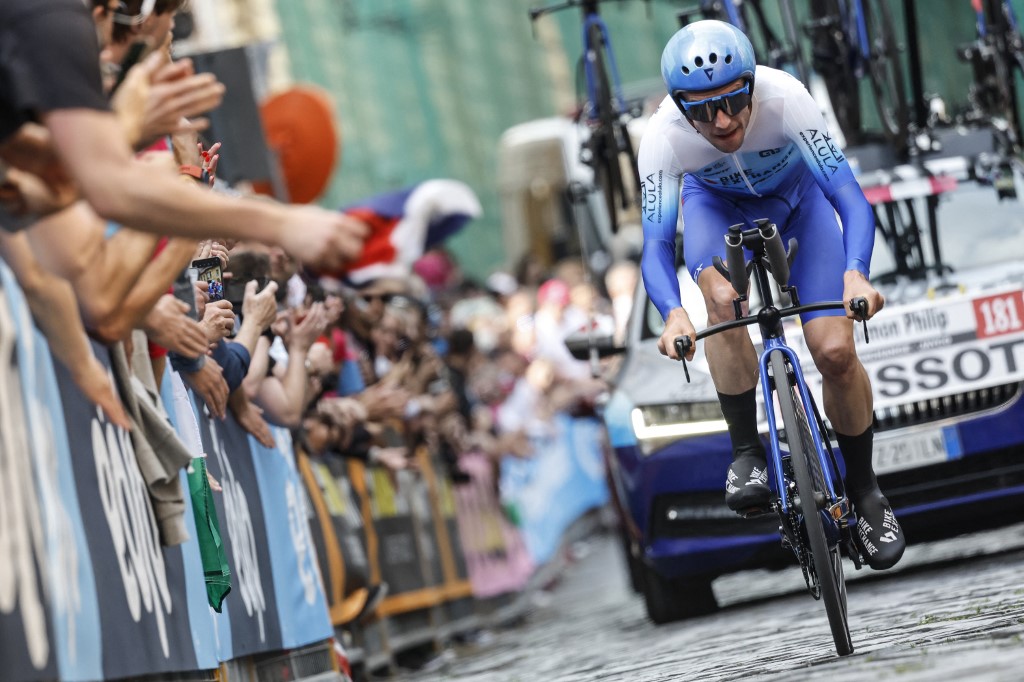 Giro de Italia 2022: Simon Yates ganó la segunda etapa y Van der Poel sigue líder