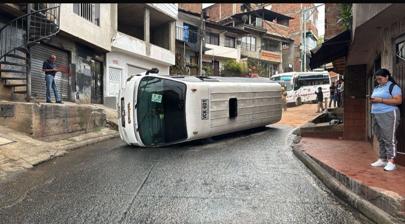 Bus escolar se volcó en el barrio Altos de Meléndez, Cali, y dejó tres menores heridos