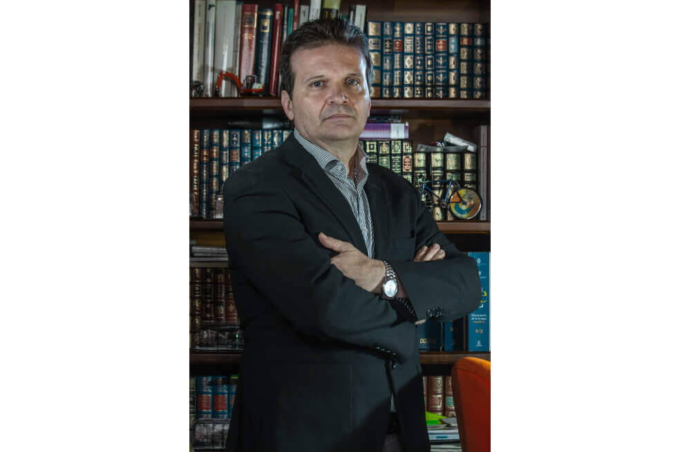 Luis Uribe, nominado al Premio Literario Arquero de Plata en España